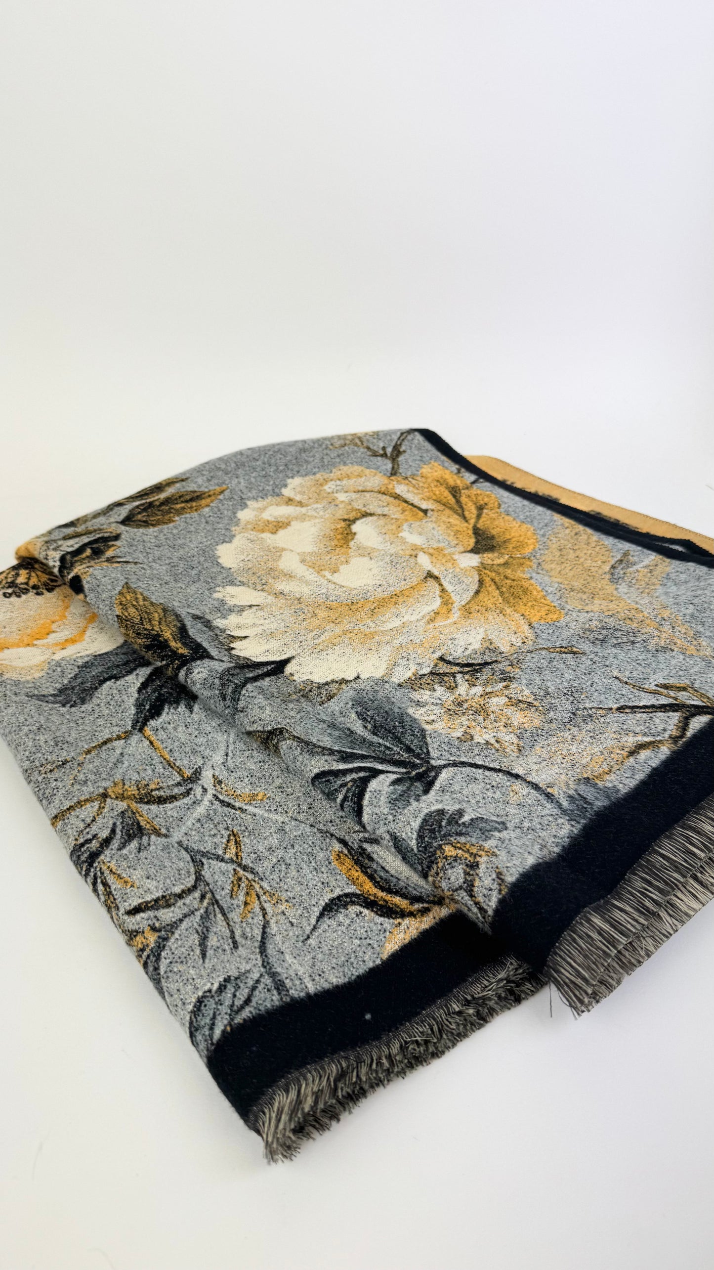 Écharpe quente e macia estampado floral tons amarelo, preto e cinza