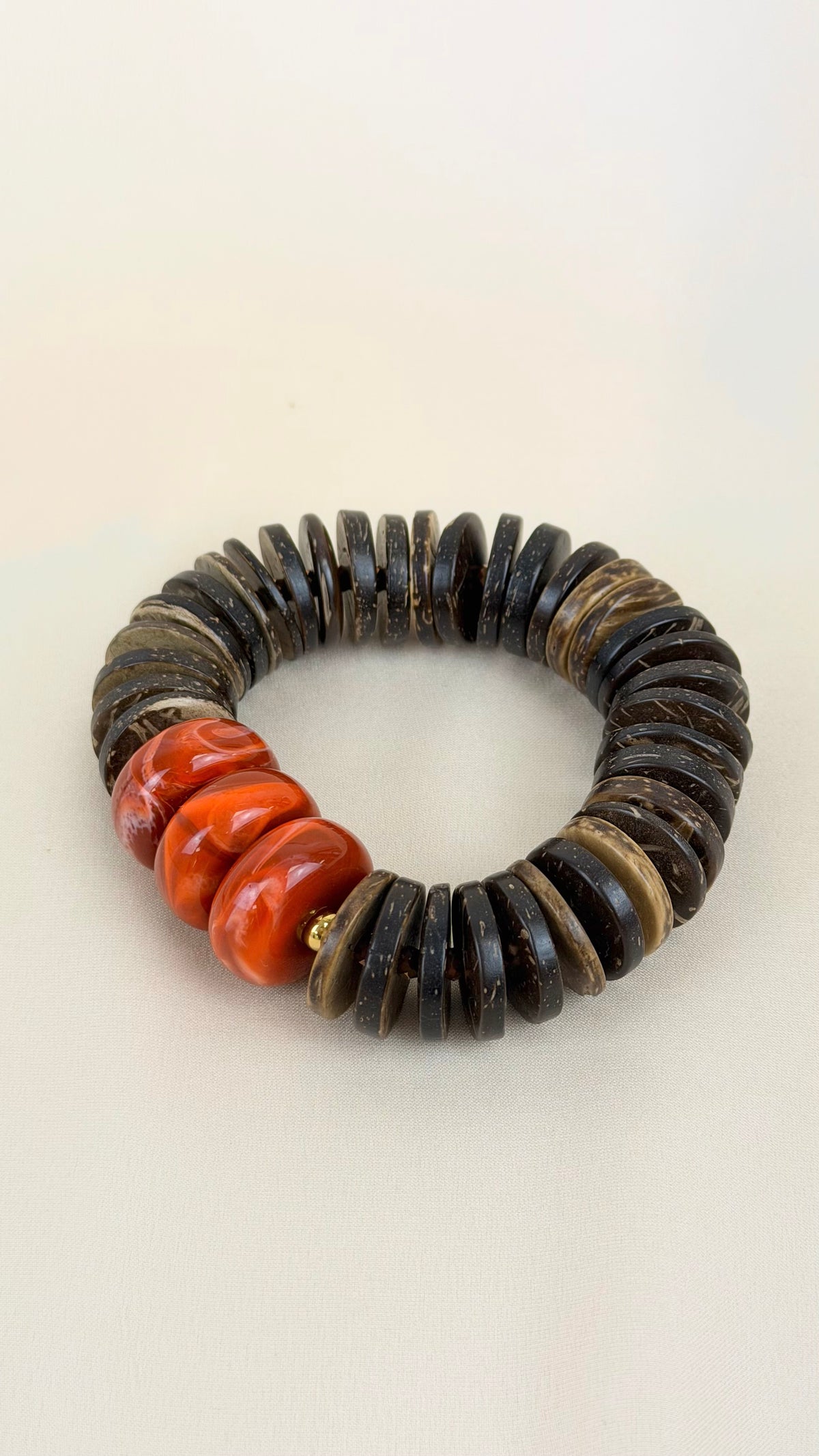 Pulseira estilo madeira com acrílicos telha