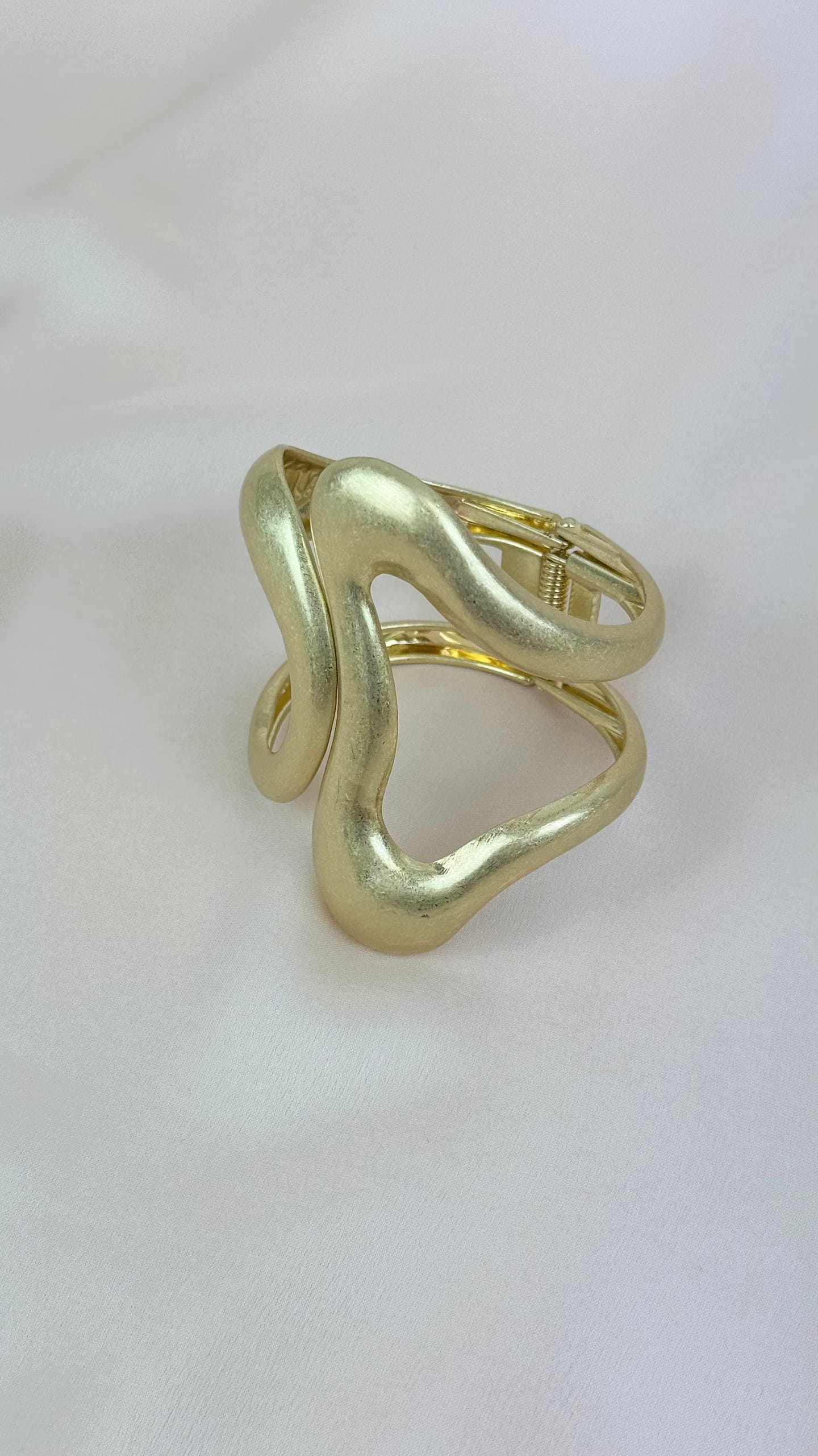 Escrava metal baço dourado assimétrica