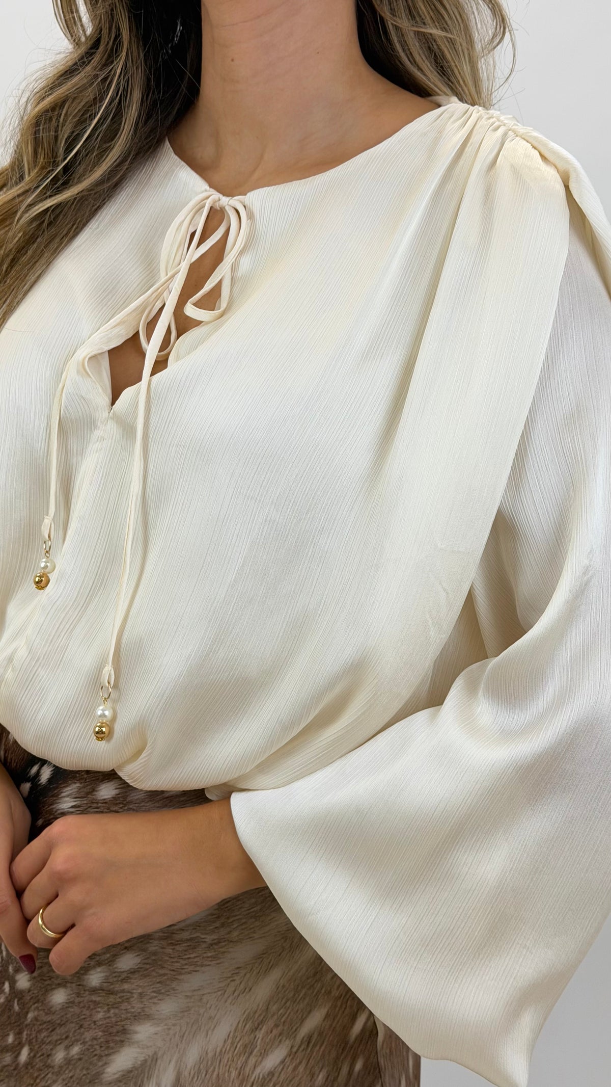 Blusa acetinada pérola