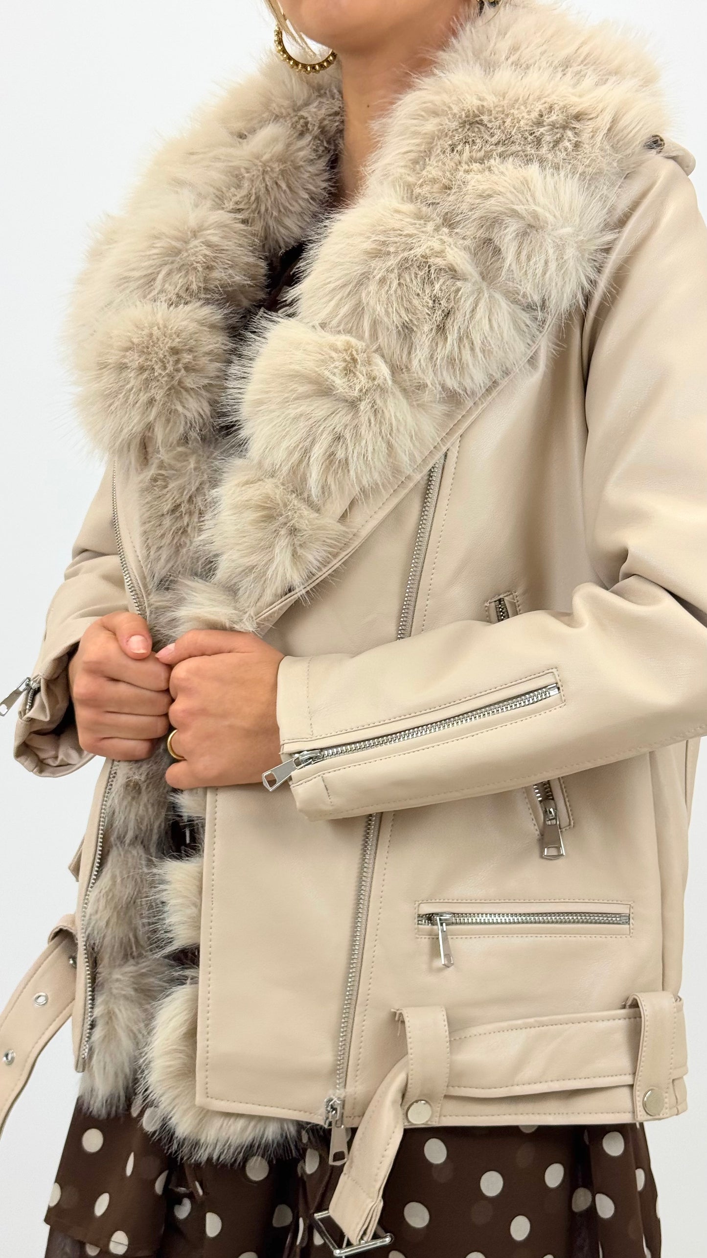 Blusão eco-pele creme com pelo na gola e interior