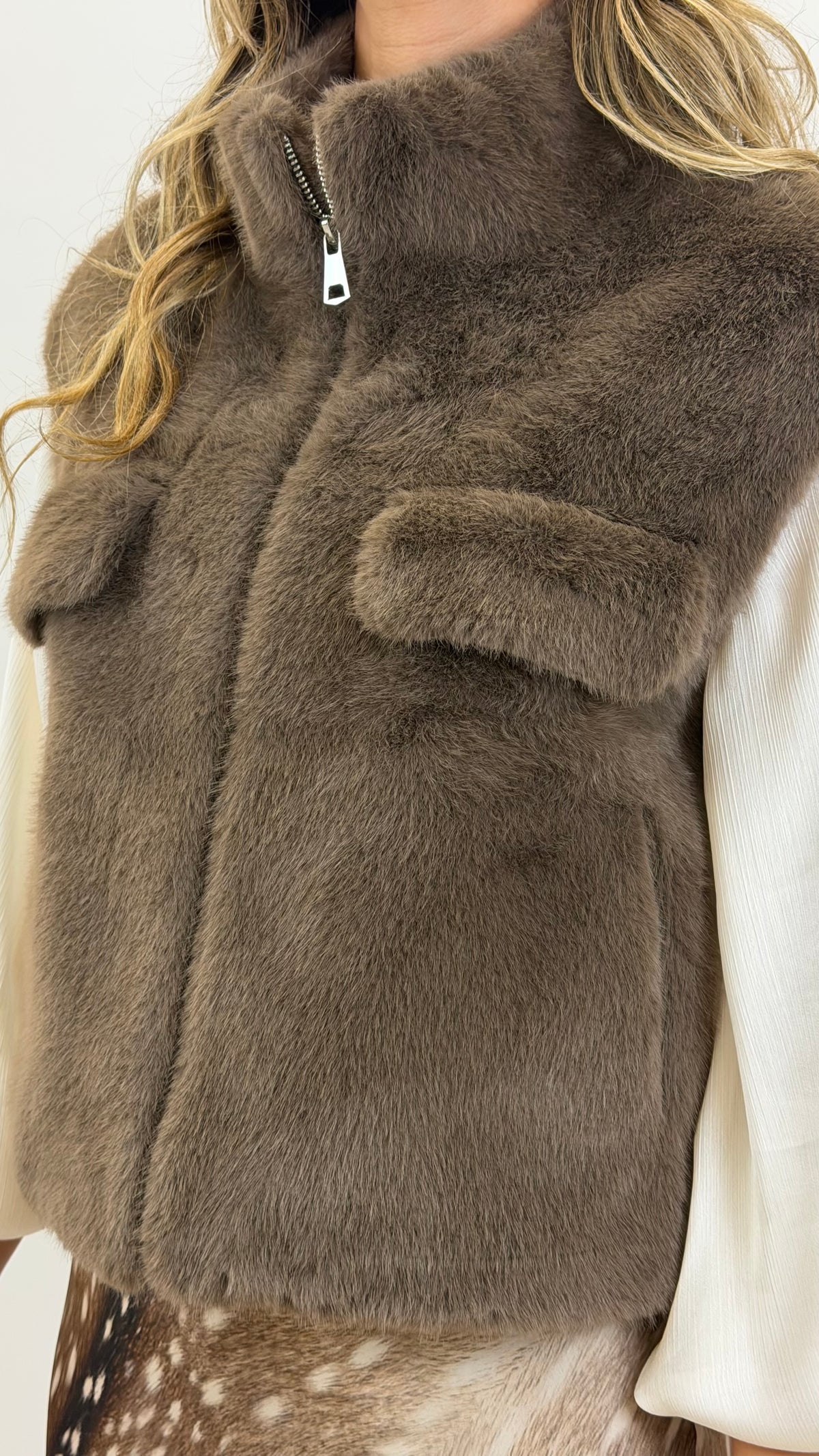 Colete pêlo sintético taupe