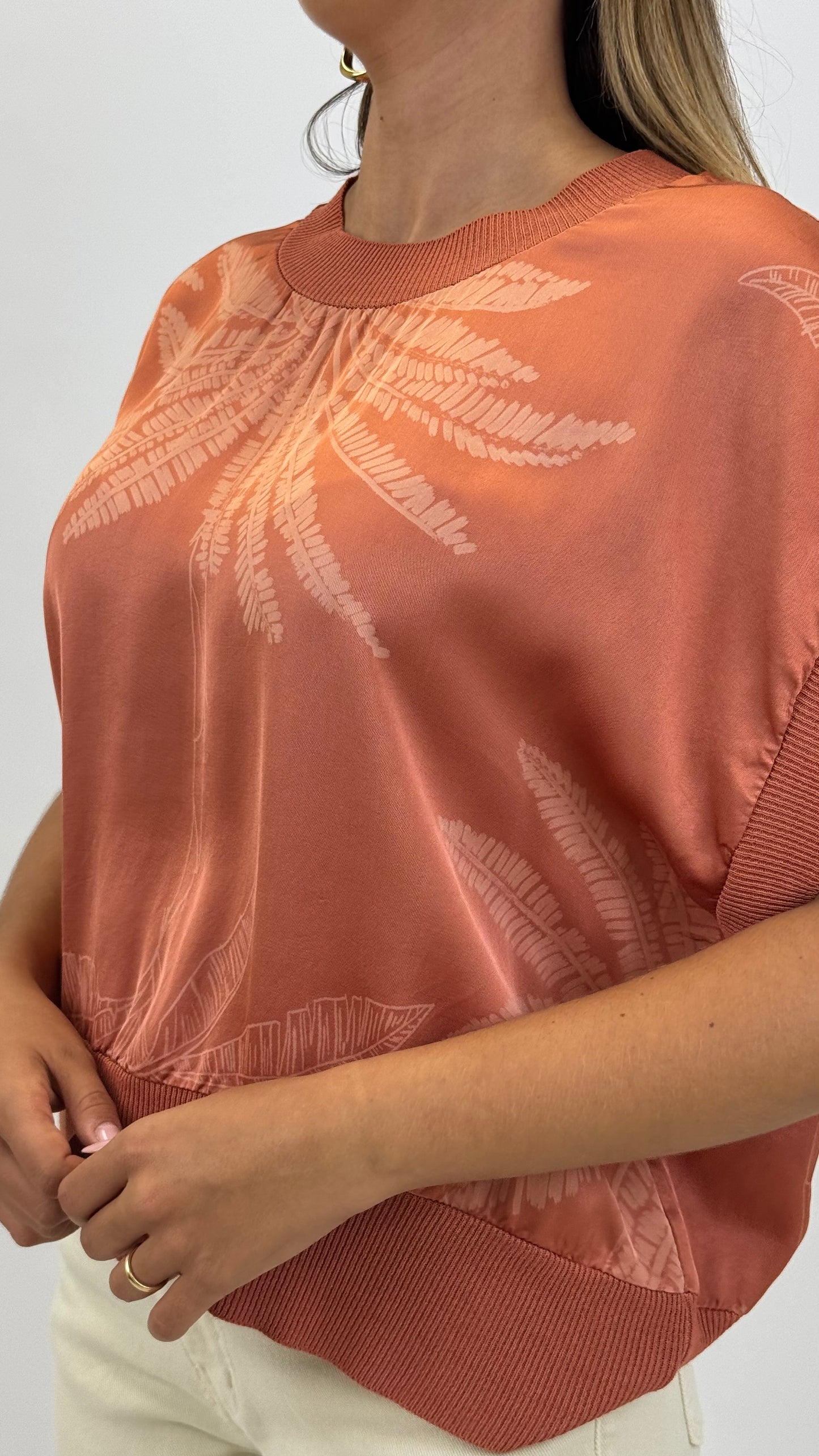 Blusa acetinada com padrão telha