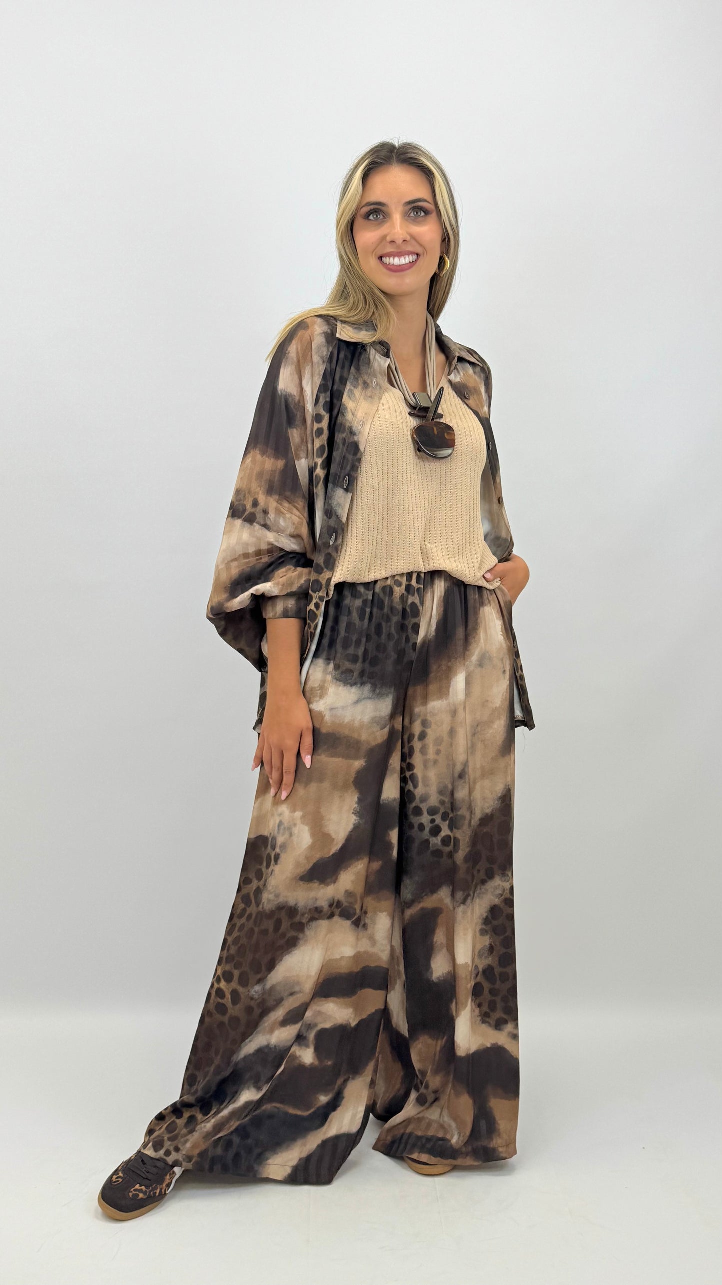 Pantalona acetinada animal-print tons castanho