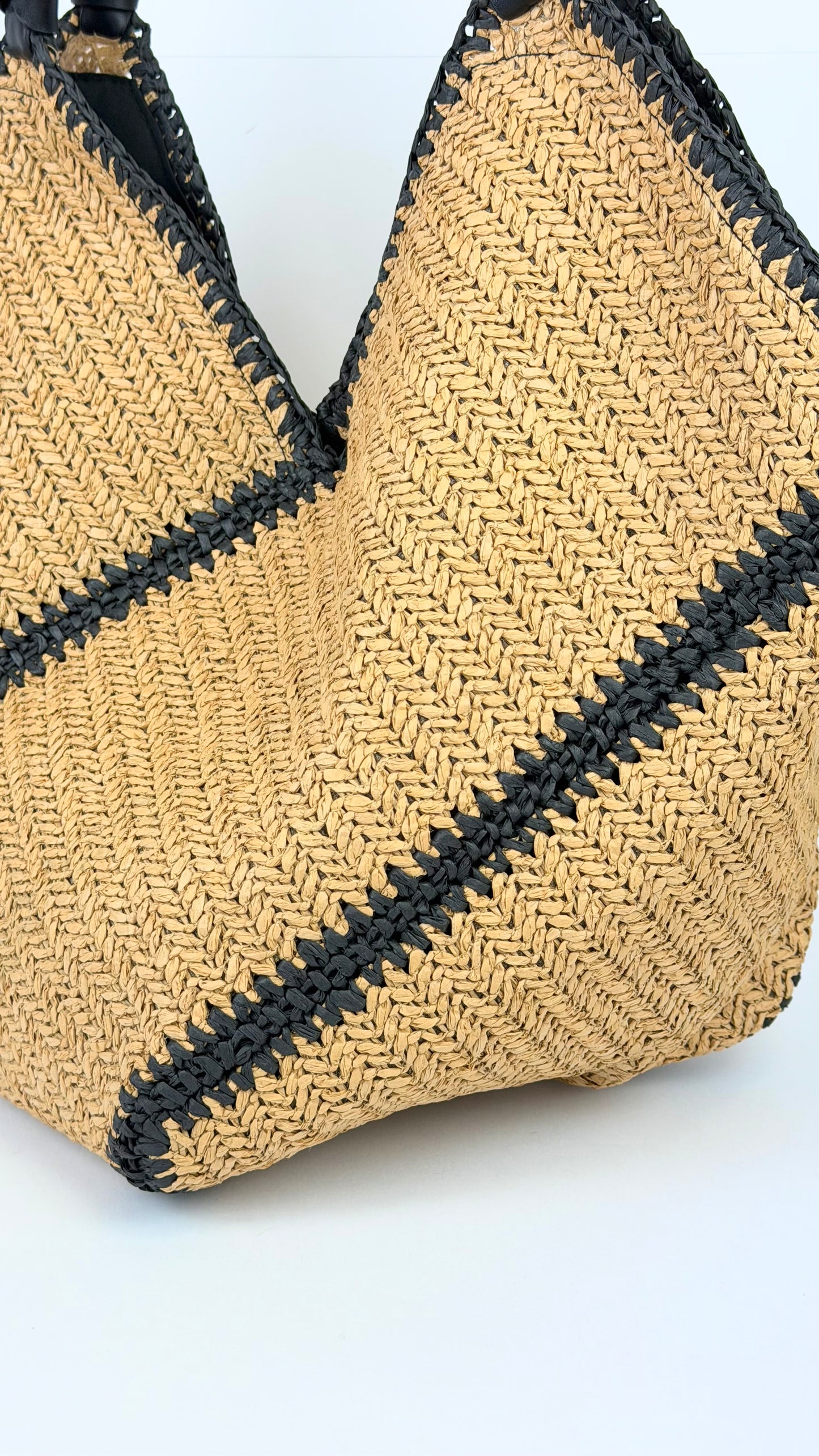 Carteira/saco estilo ráfia camel com detalhes preto