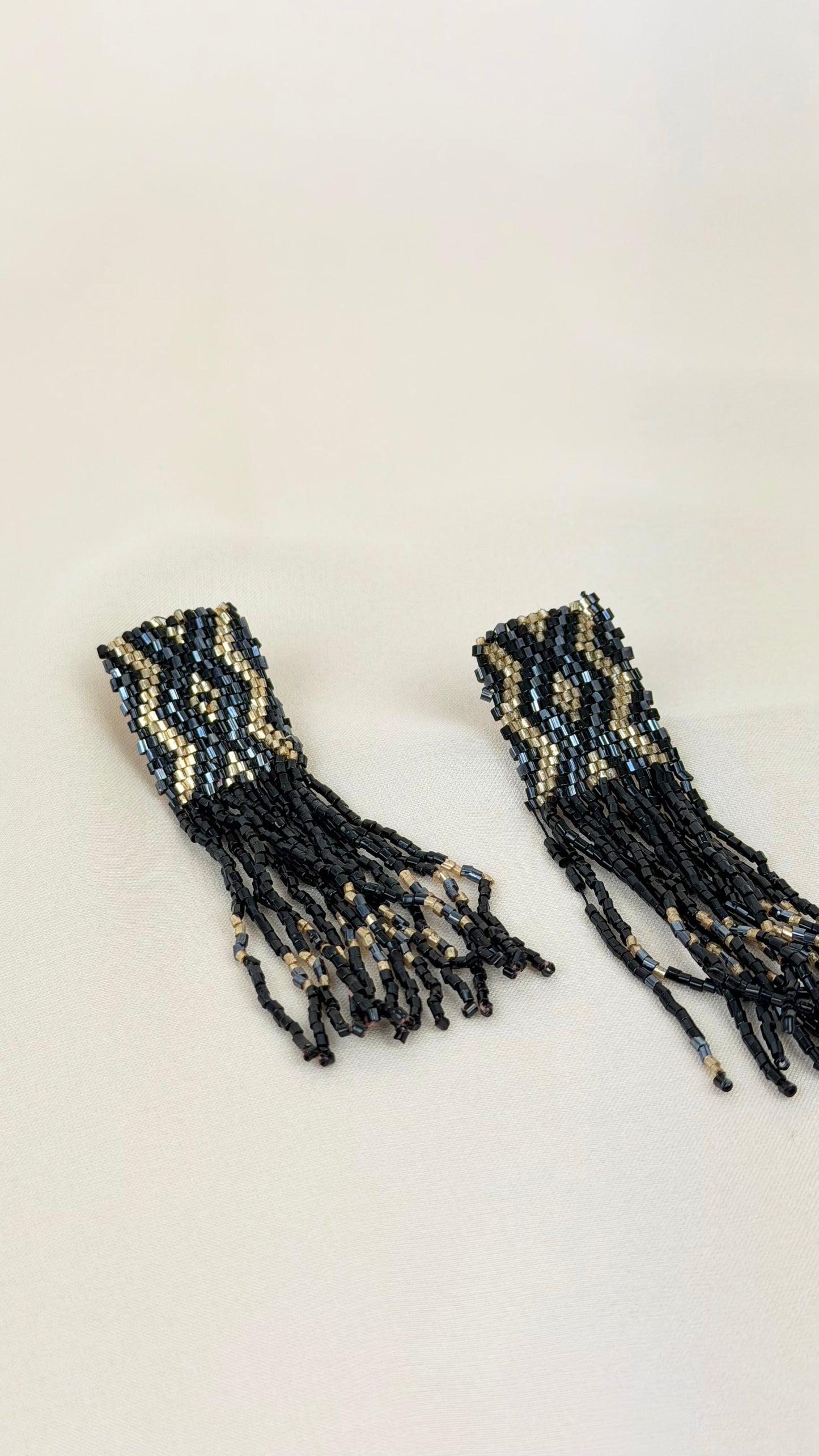 Brincos missangas pretas com detalhes dourados