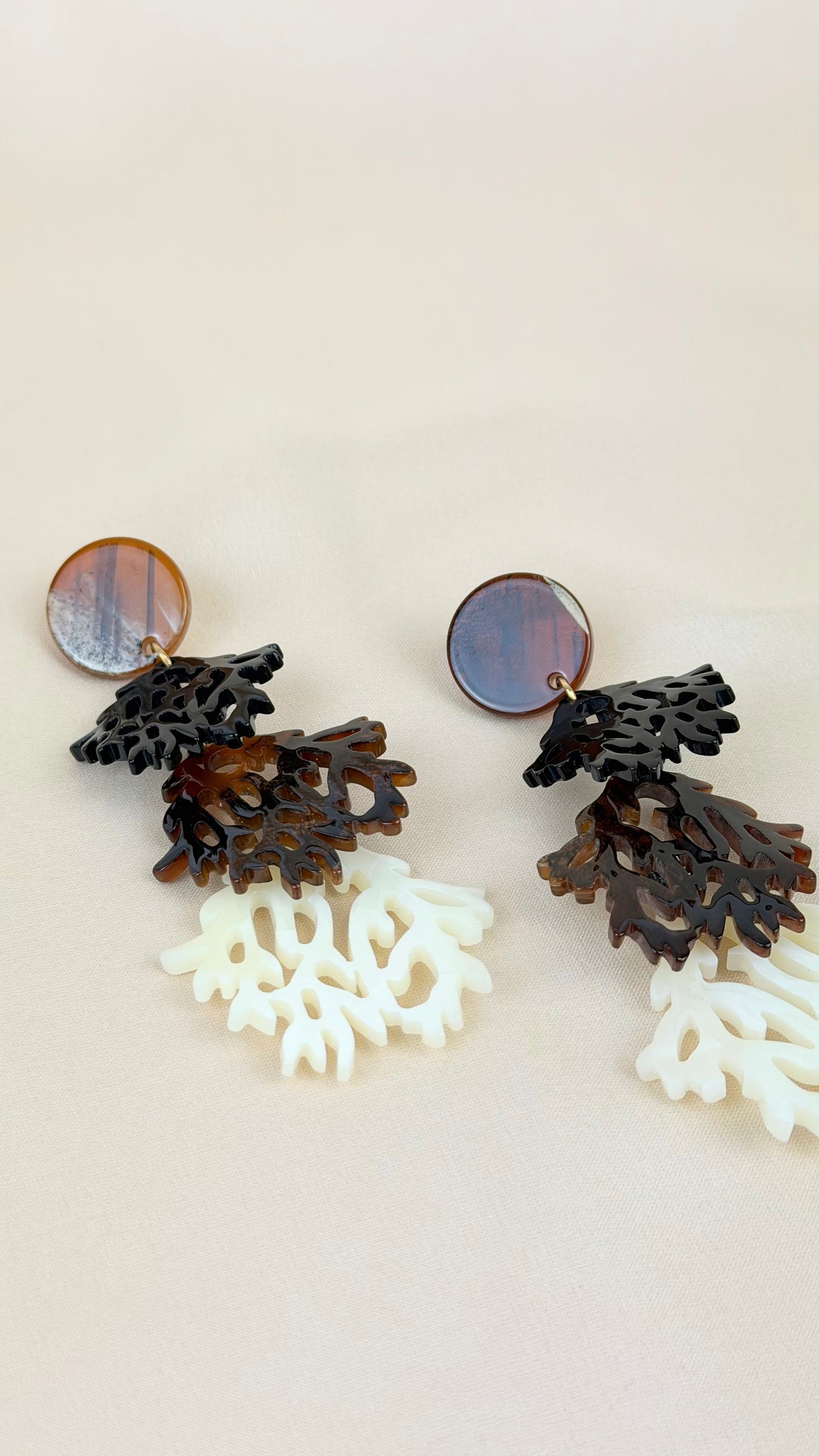 Brincos corais acrílico tons preto, castanho e branco