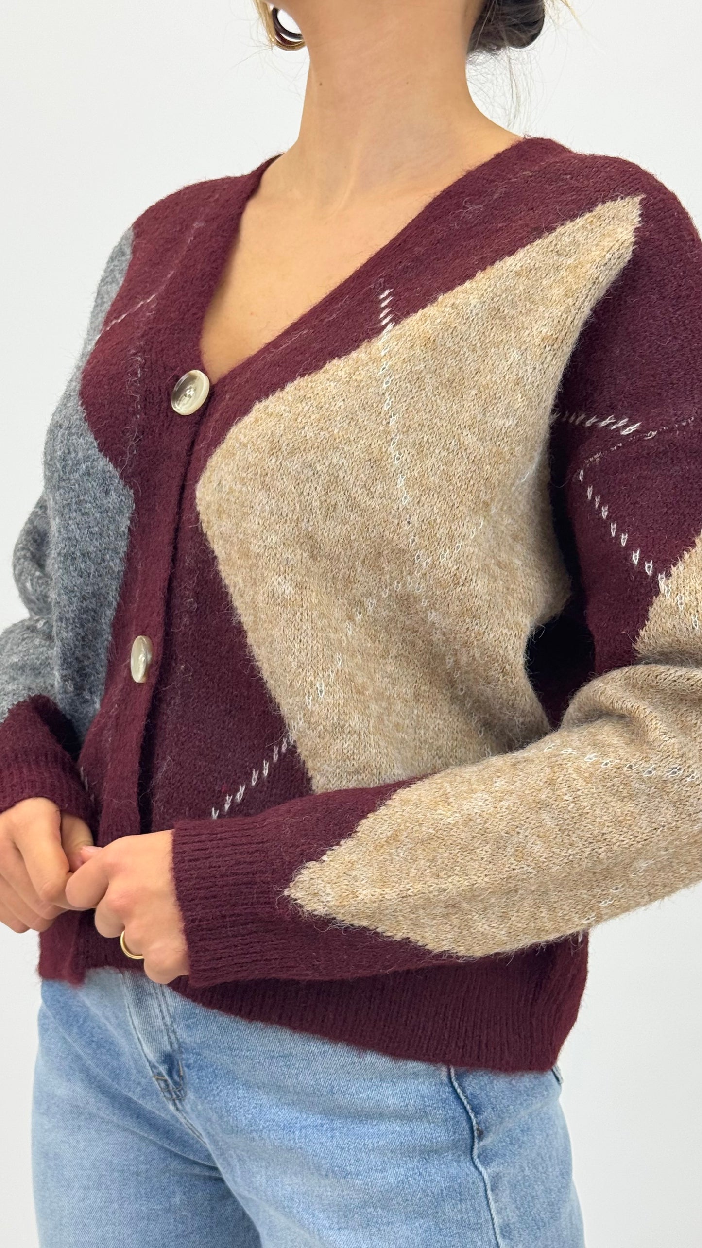 Casaco malha bordeaux com losangos cinza e camel