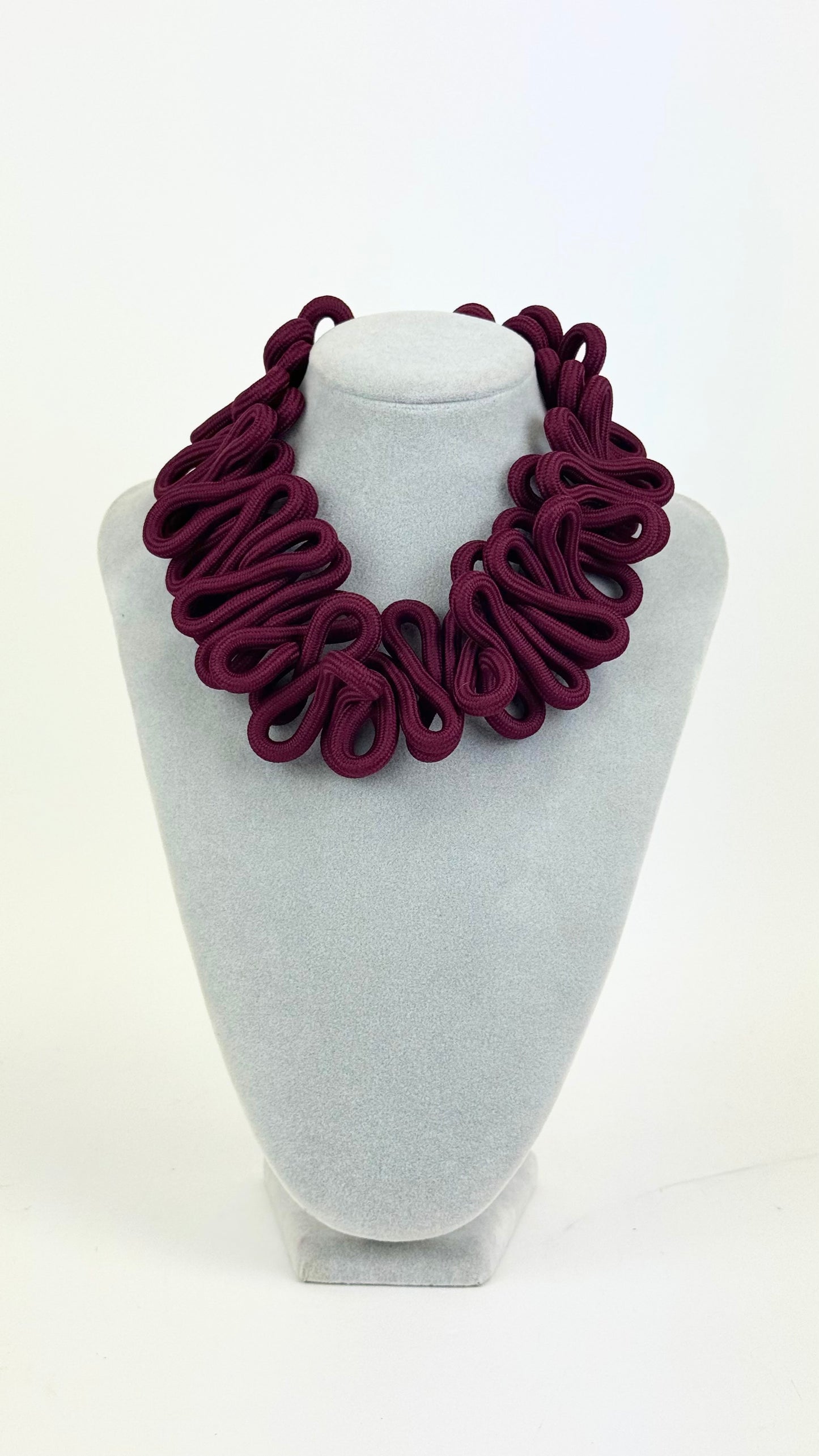 Colar assimétrico cordão bordeaux