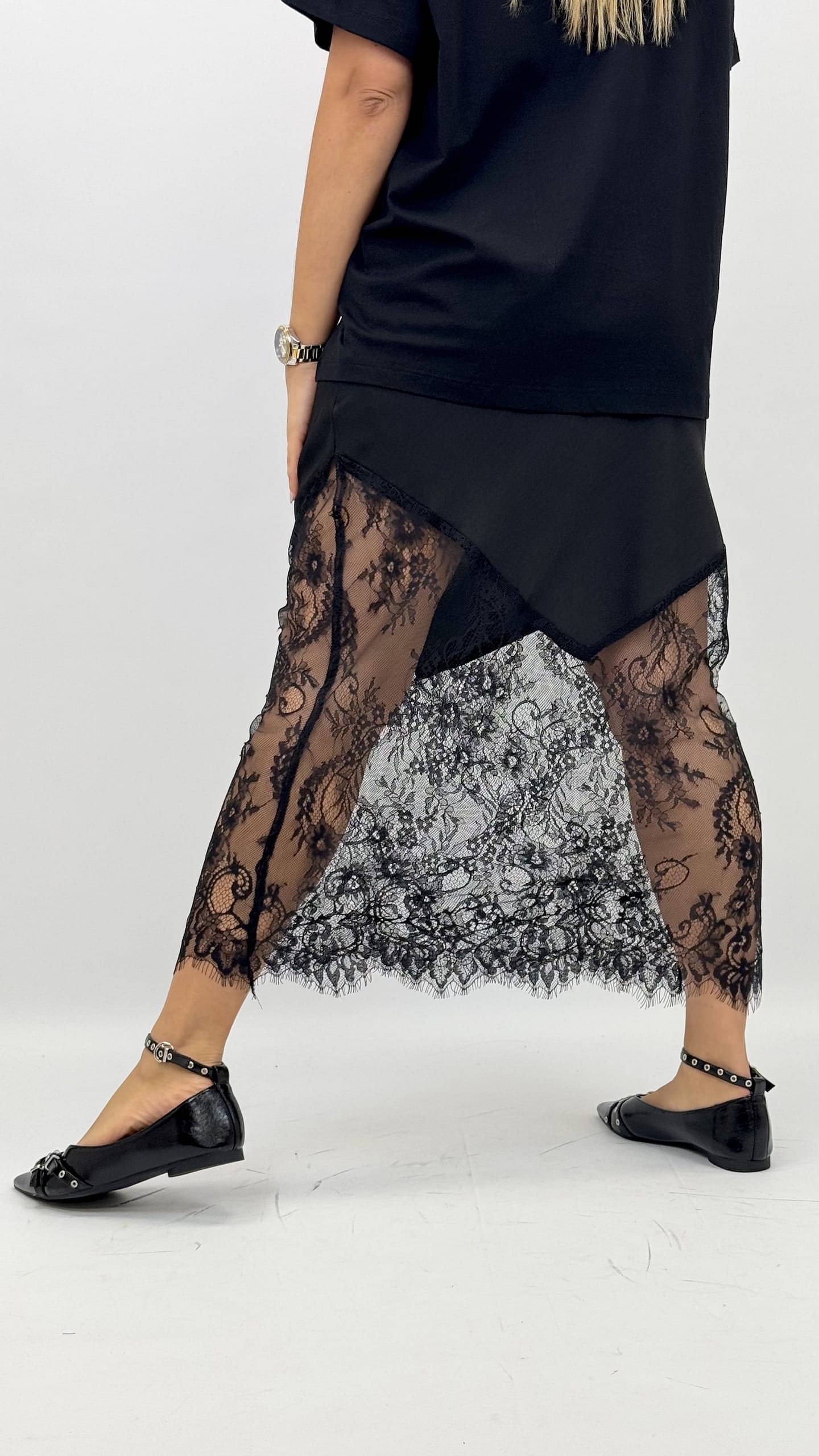 Saia preta acetinada assimétrica com renda
