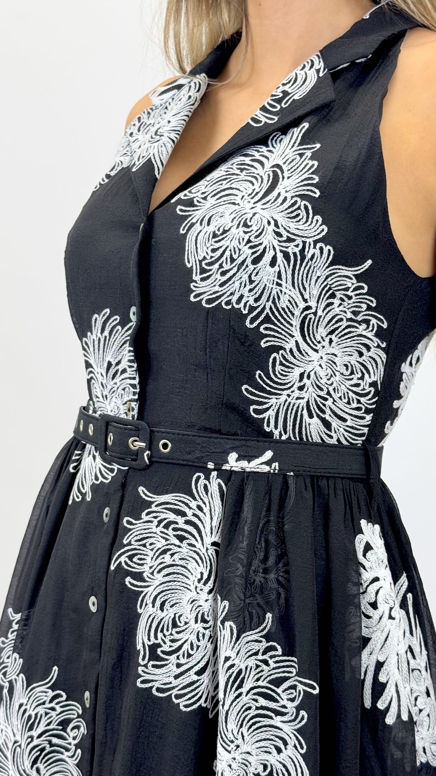 Vestido preto com bordado floral branco