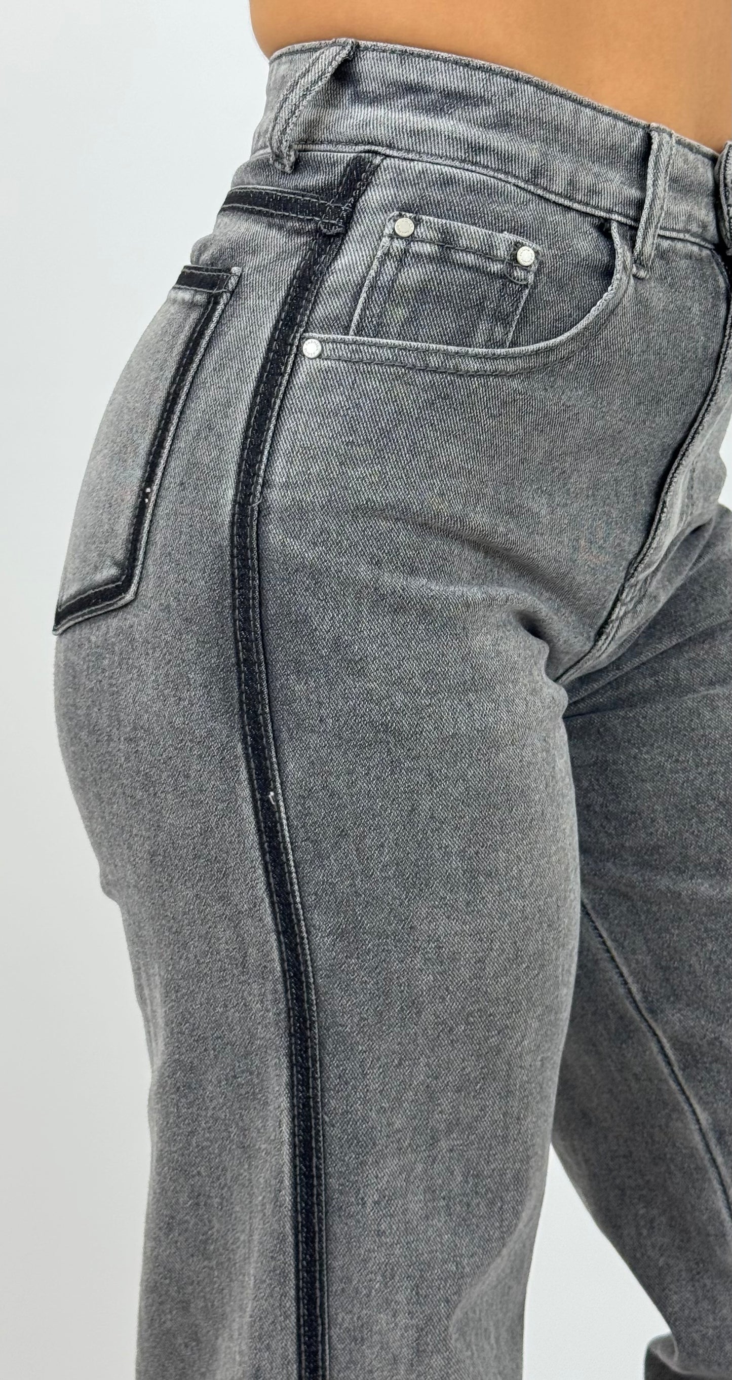 Calça wide-leg de ganga cinza com faixa lateral escura