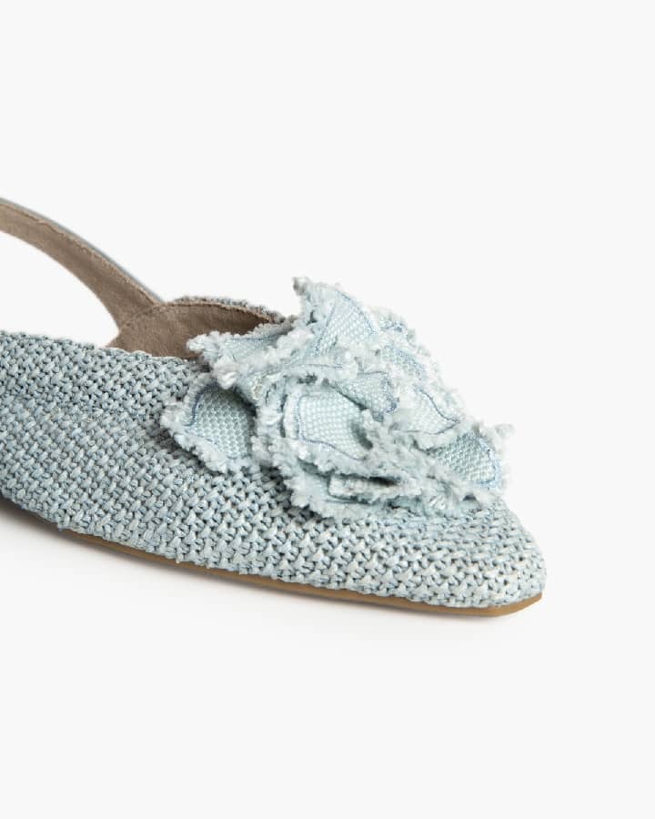 Sapato raso tecido elástico com flor azul-bebé