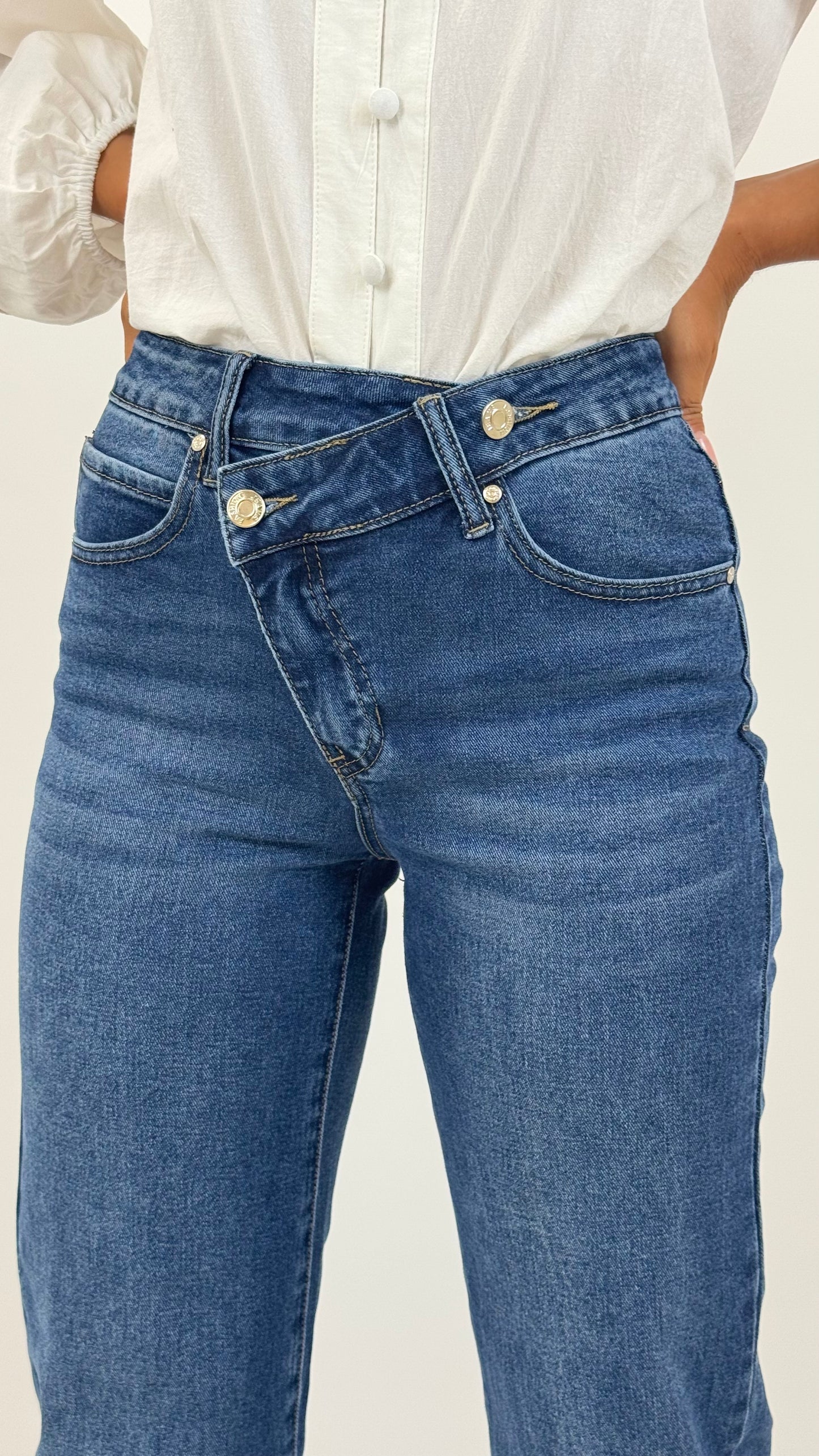 Calça ganga escura com fecho cruzado