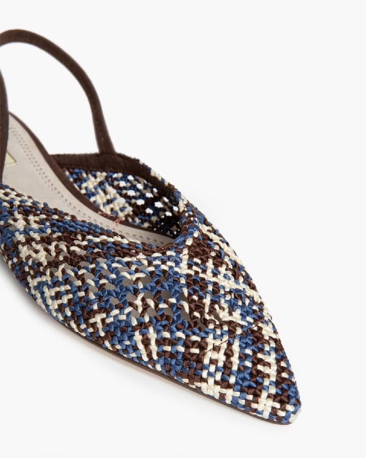 Sapato raso entrançado tons castanho e azul