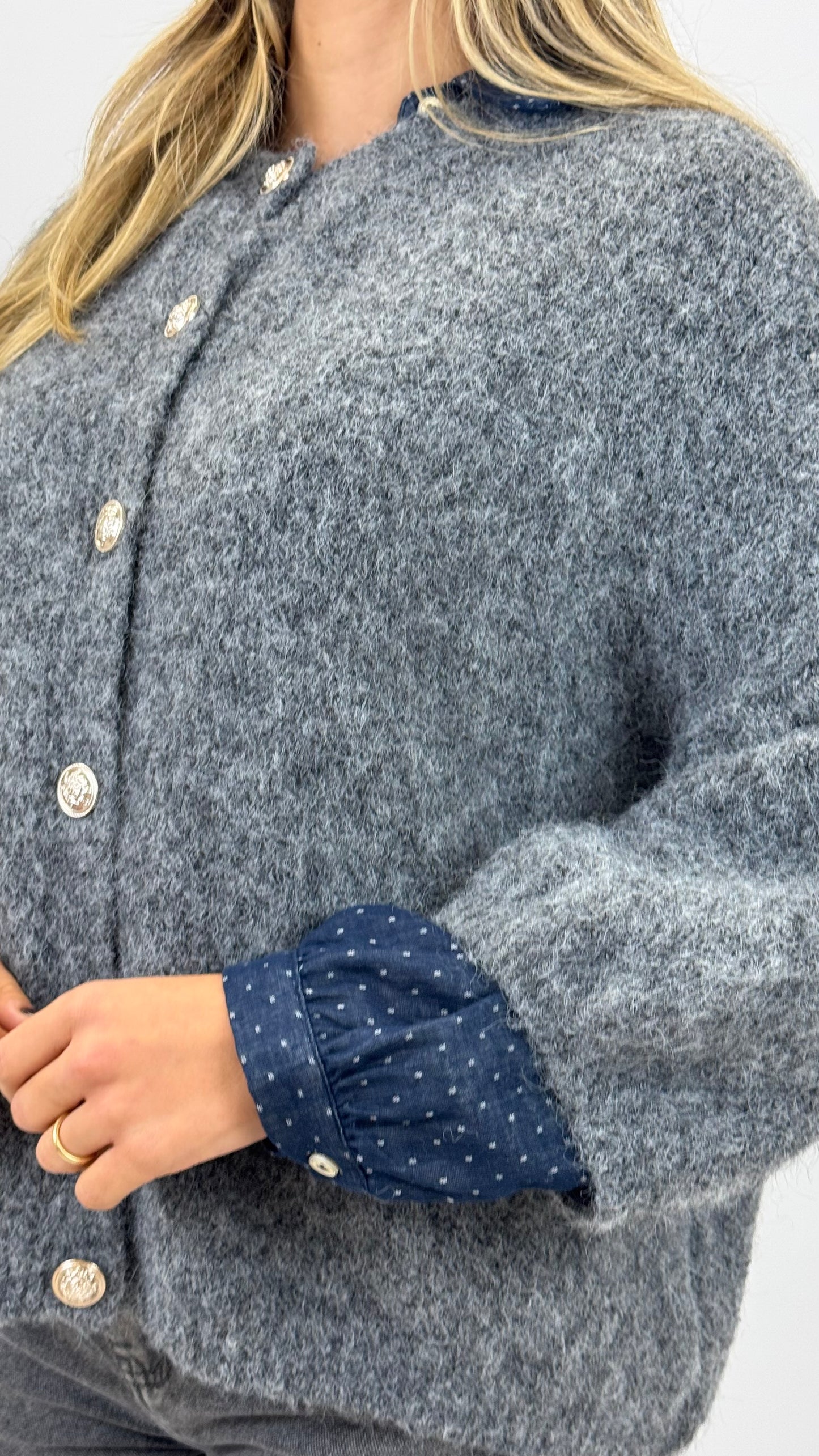 Casaco/camisola malha cinza com botões dourados