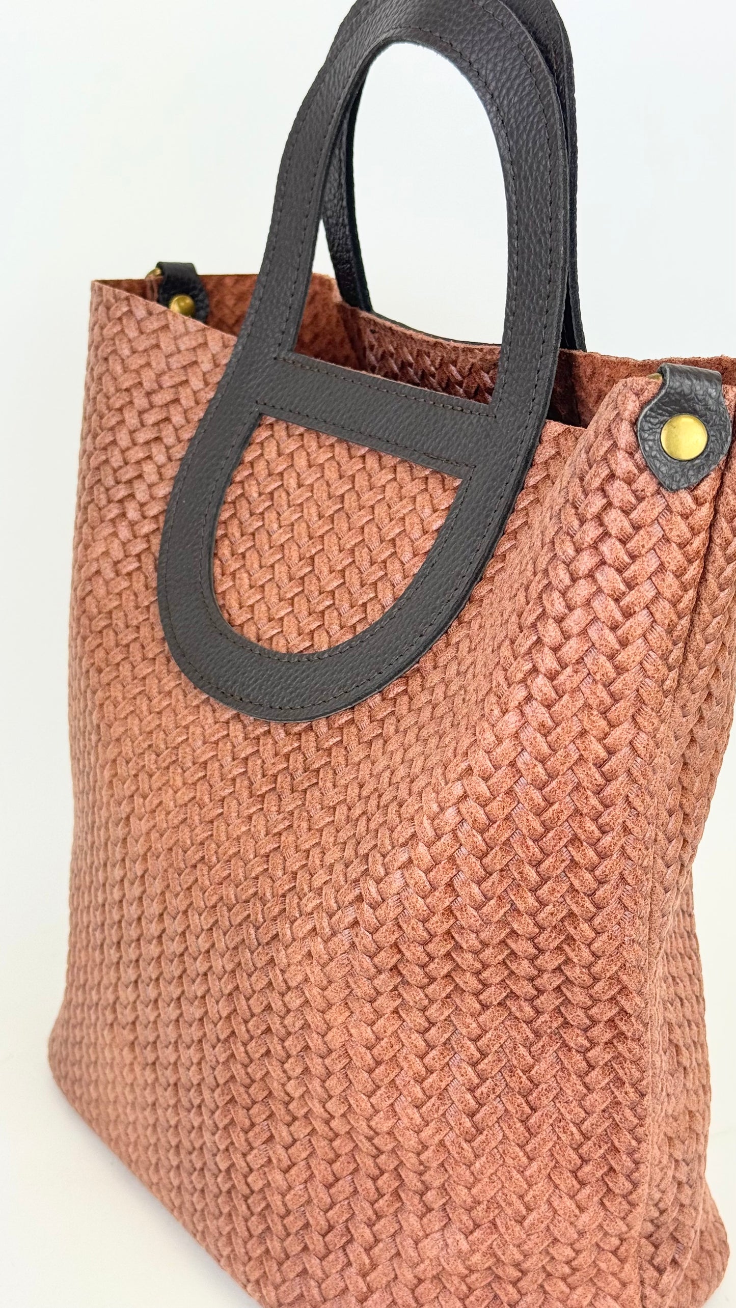 Carteira pele telha entrançada com alça castanha