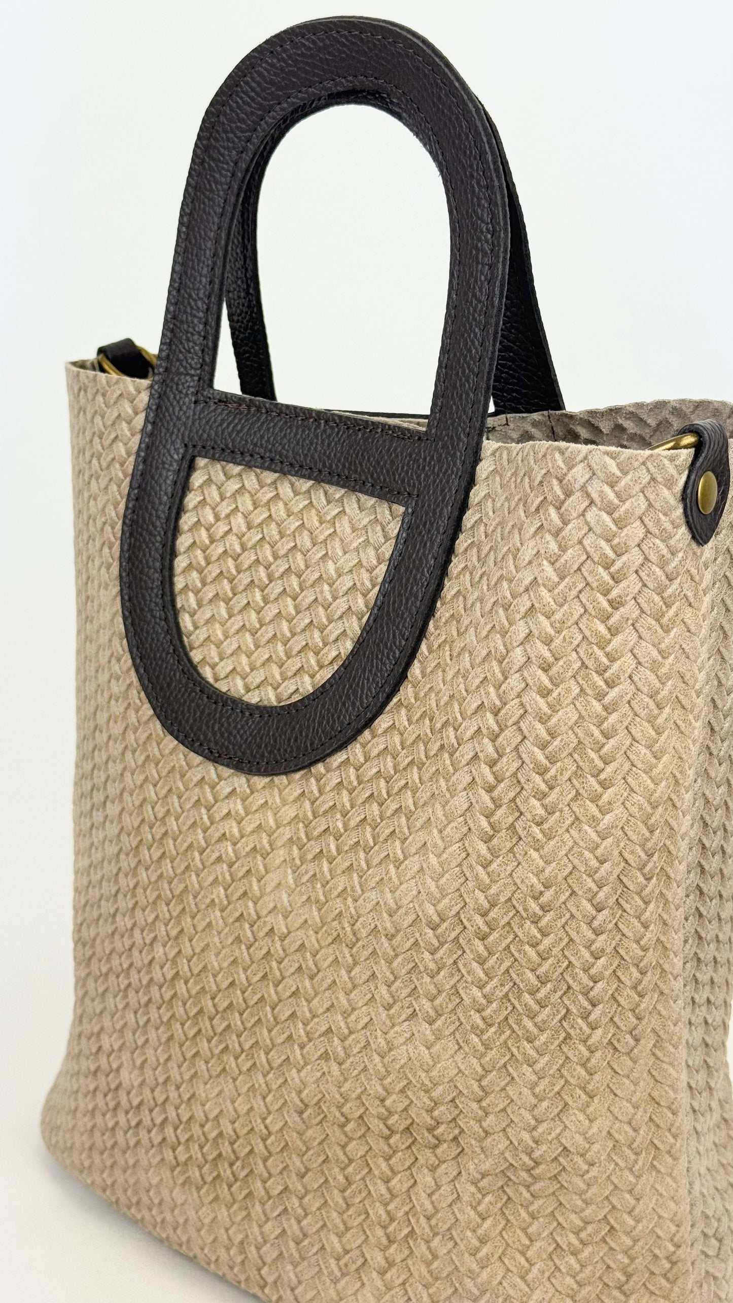 Carteira pele taupe entrançada com alça castanha