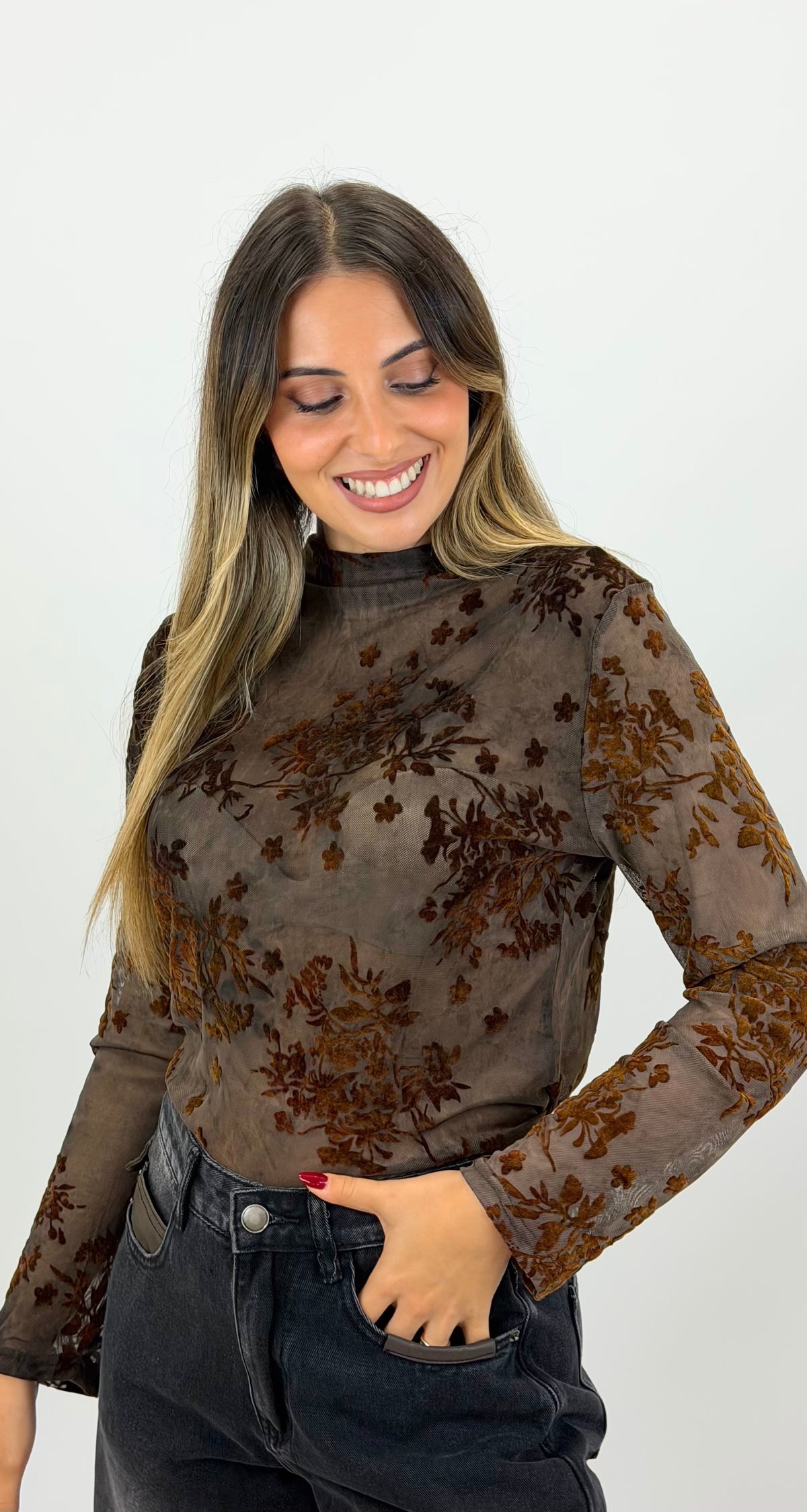 Camisola translúcida cinza com relevo floral