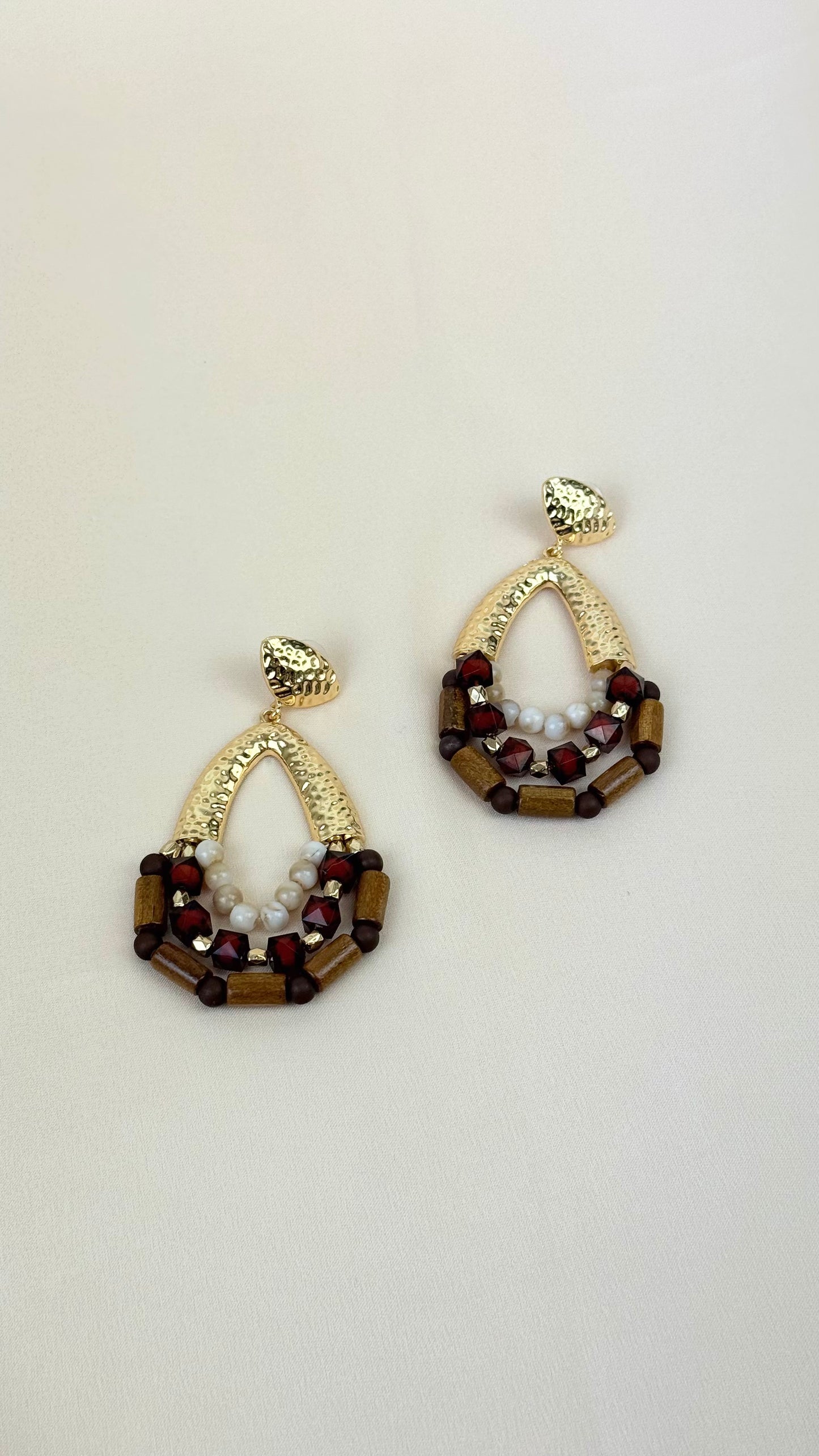 Brincos dourado com missangas tons telha e castanho