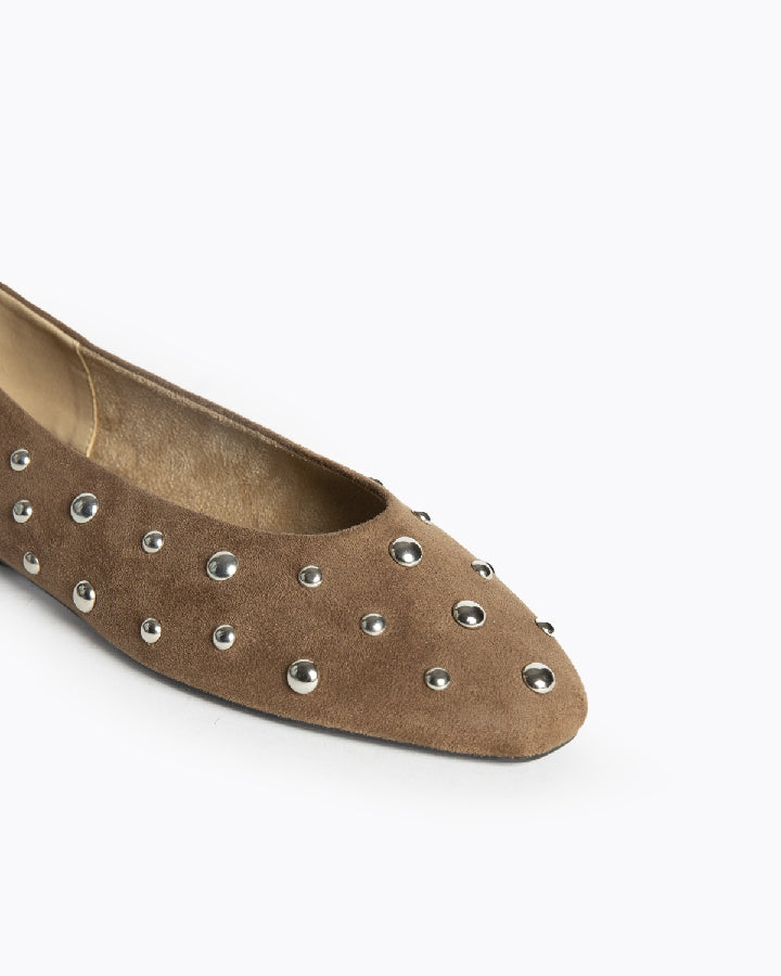 Sabrina estilo camurça com tachas camel