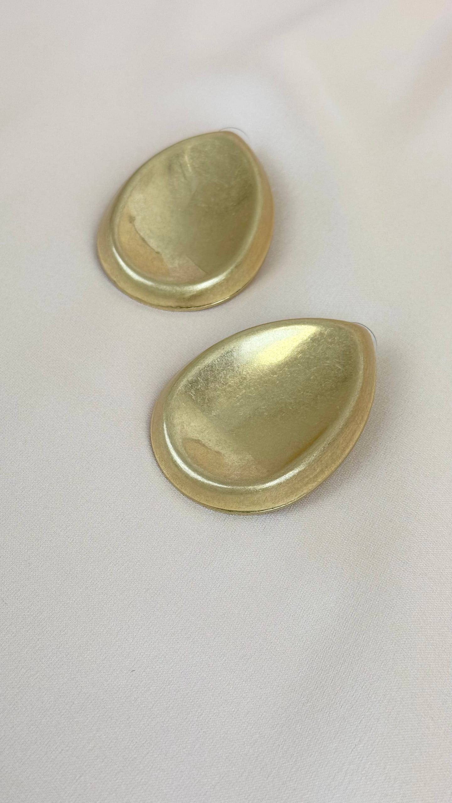 Brinco chapa dourada baço efeito gota