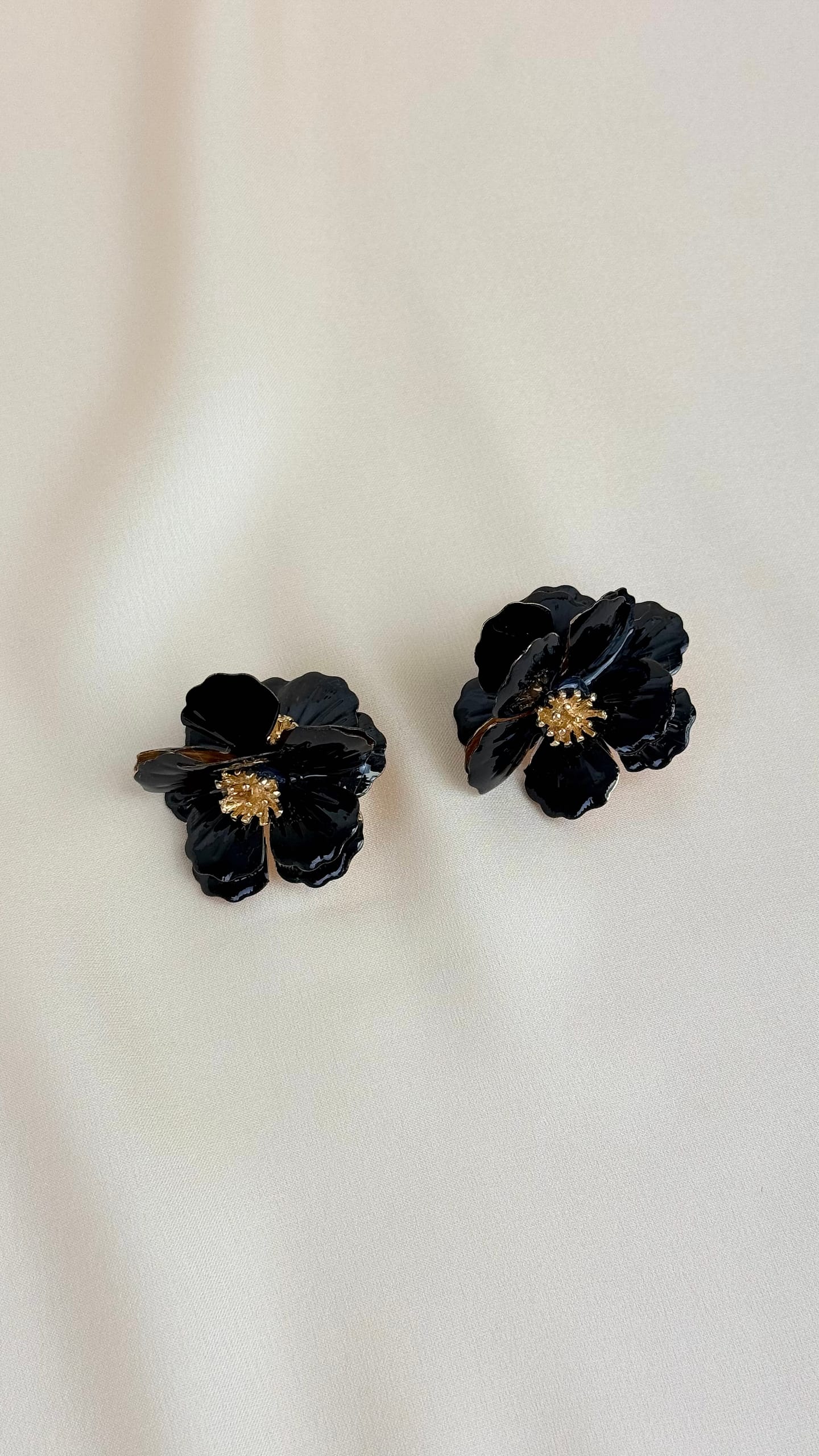 Brincos flor metal preto