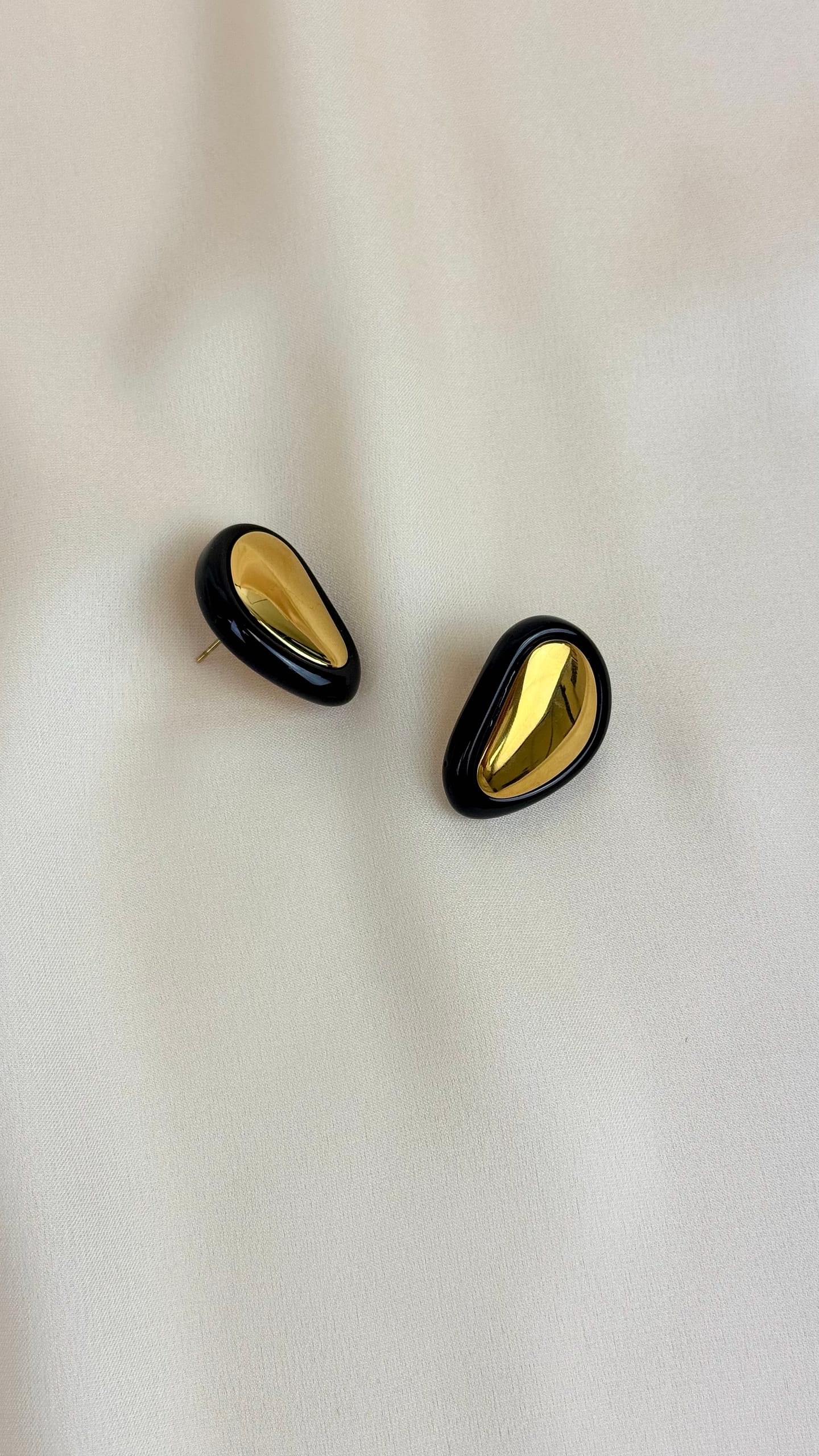 Brincos assimétricos aço com risquinha preta