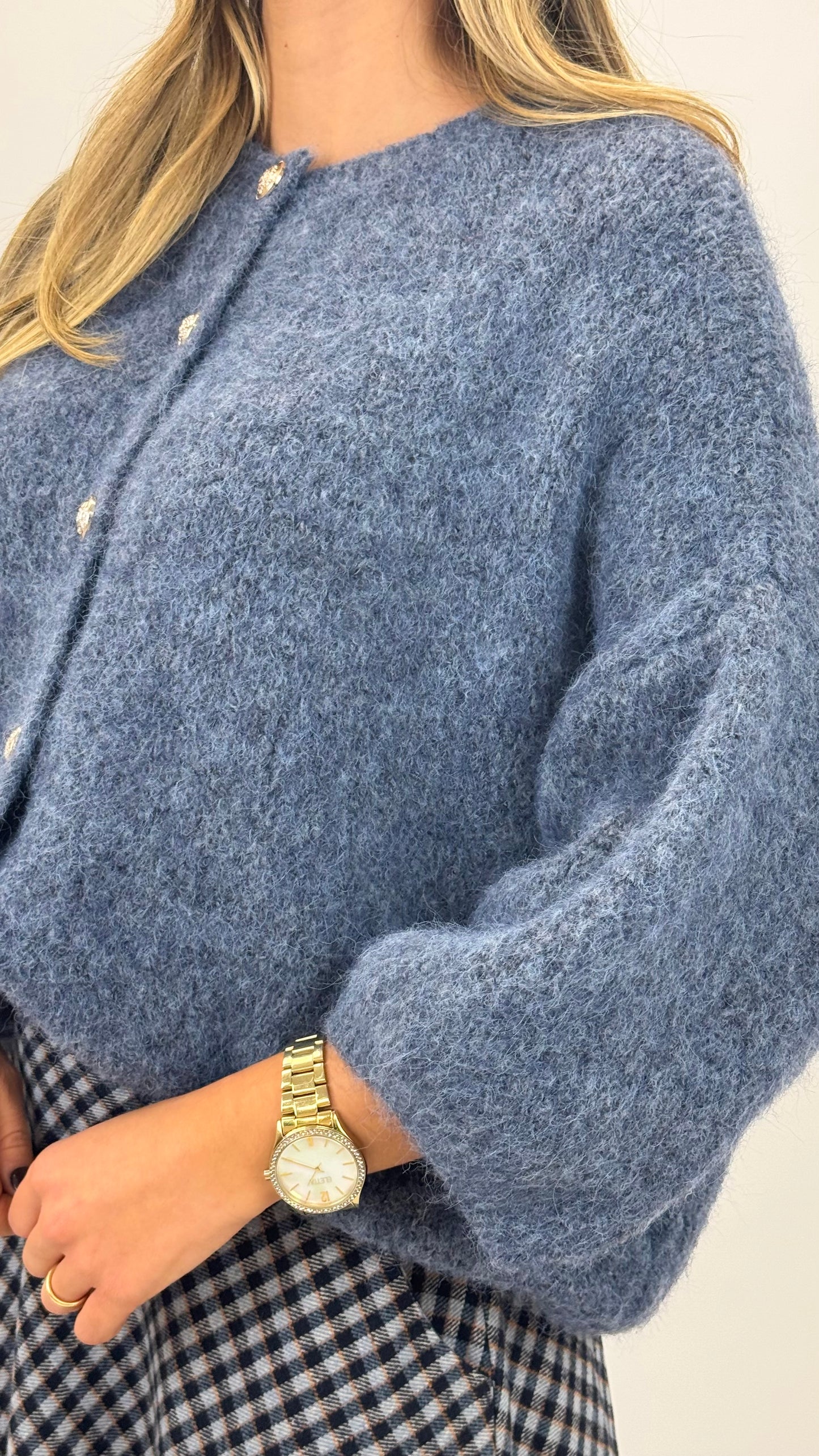 Casaco/camisola malha azul-celeste com botões dourados