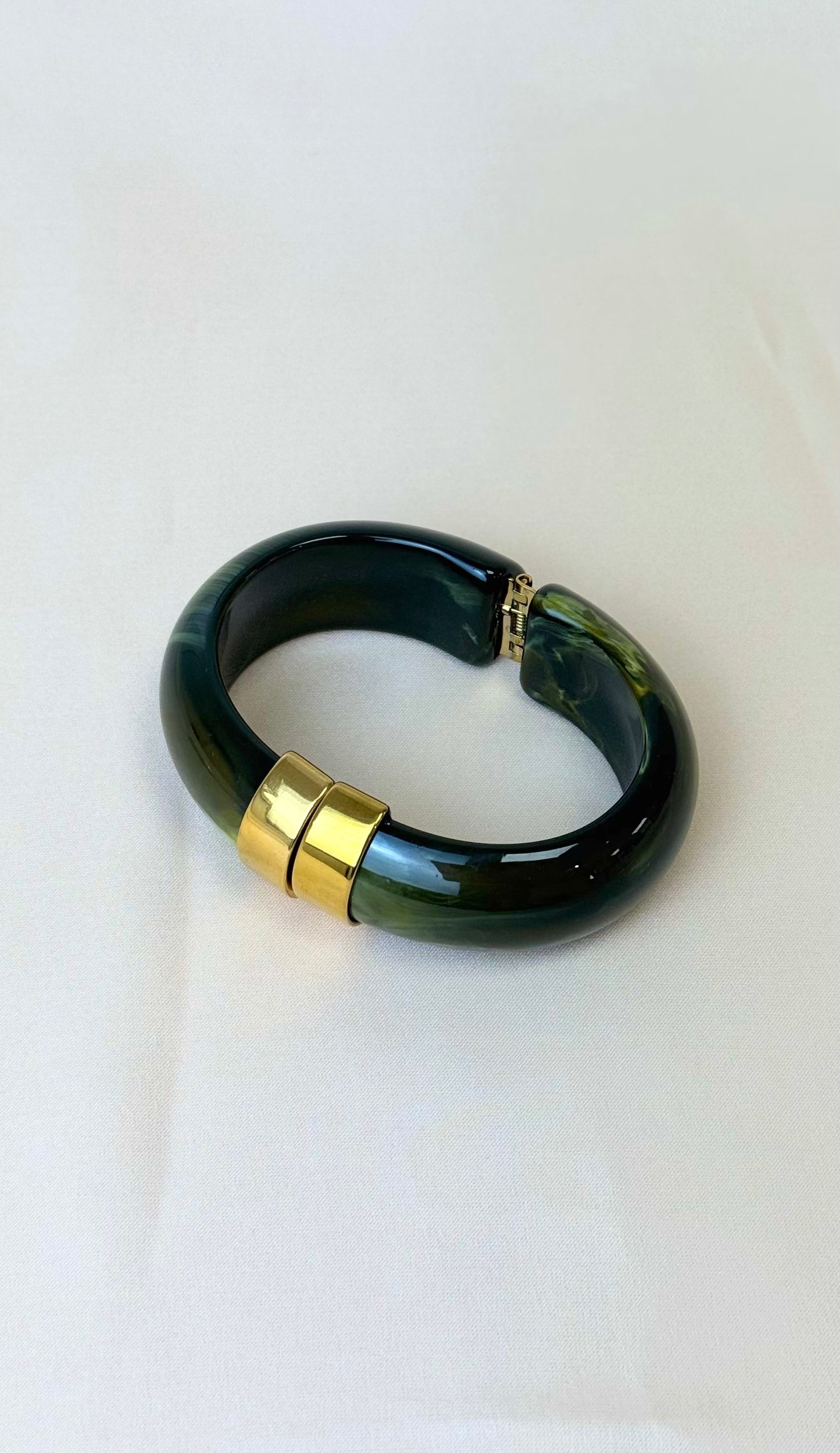Pulseira acrílico verde com fecho dourado