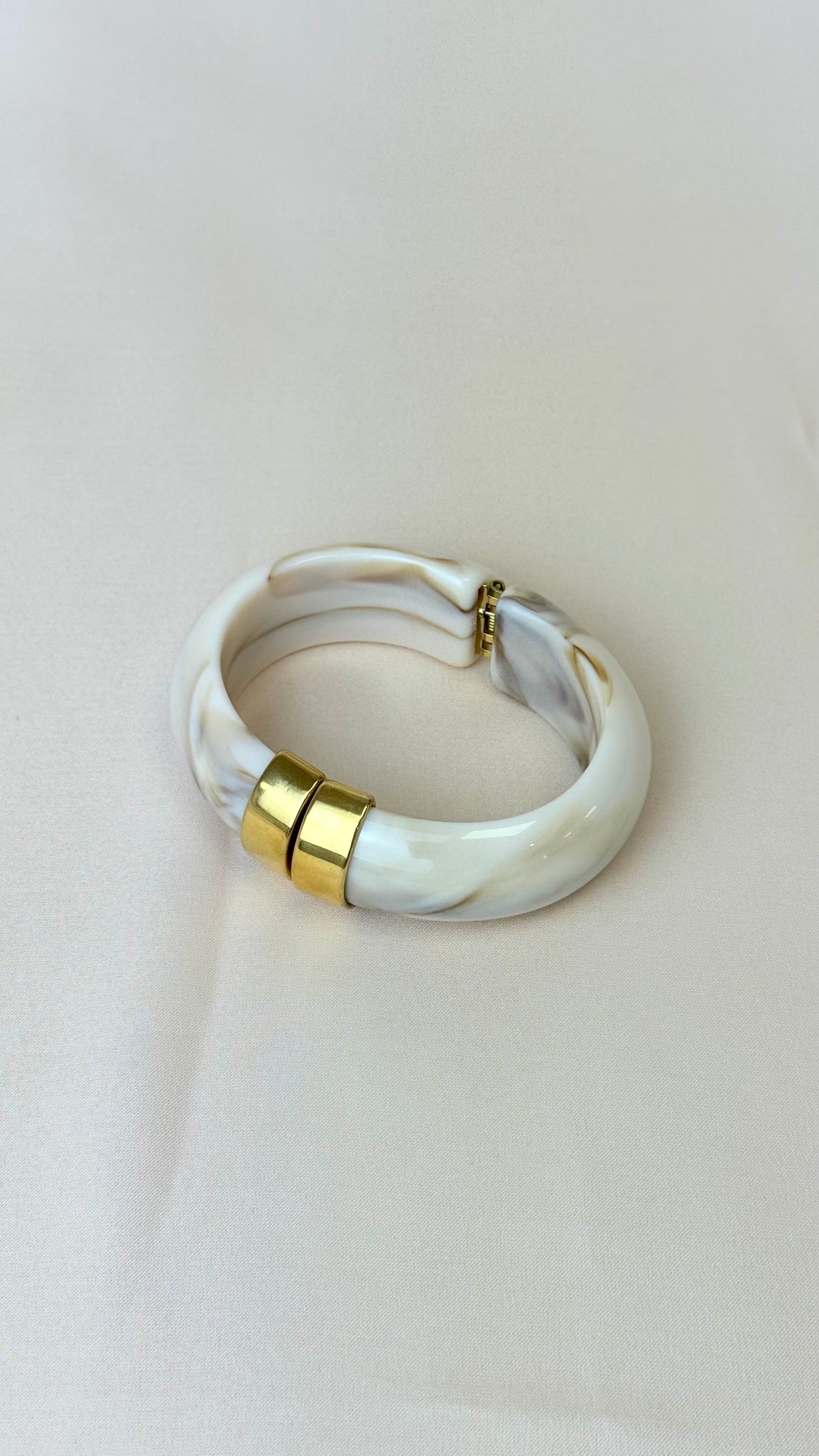 Pulseira acrílico creme com fecho dourado