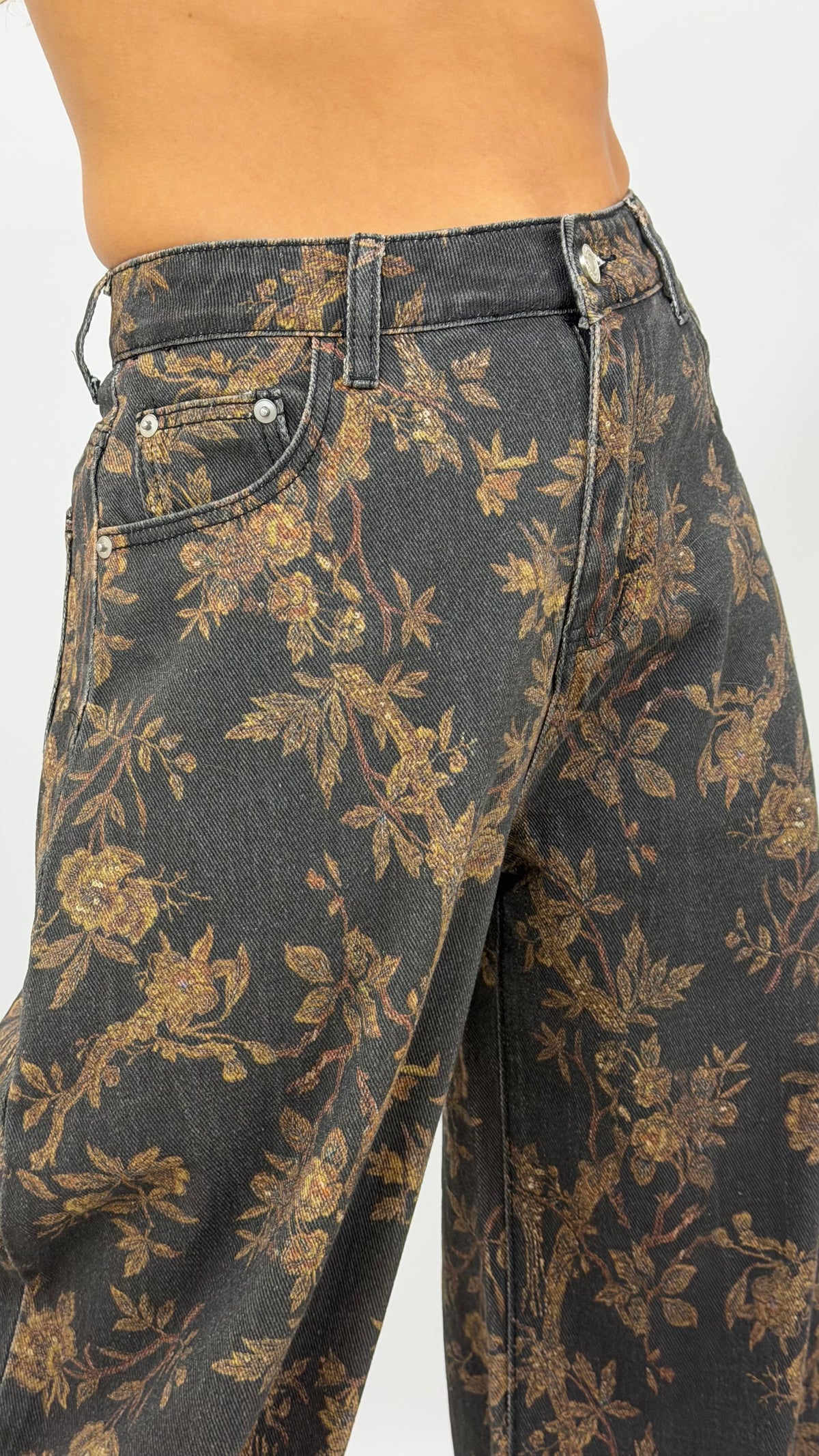 Calças estilo ganga cinza estampado floral camel