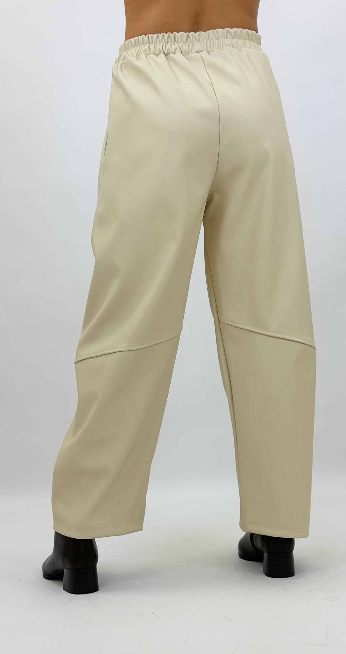 Calça corte mom-fit eco-pele creme