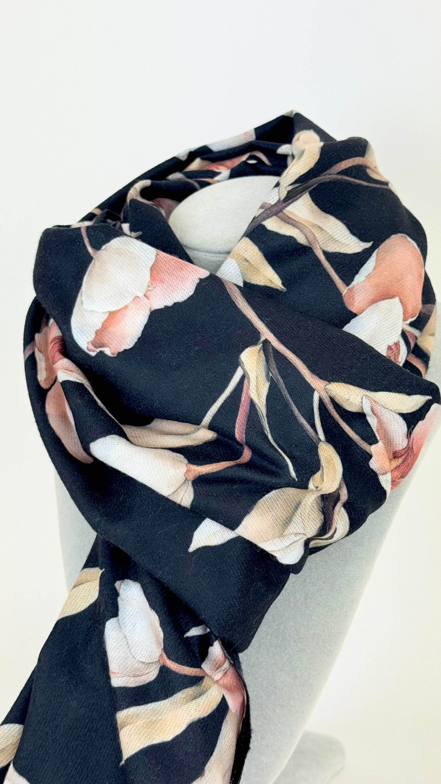 Écharpe fundo preto desenhos florais