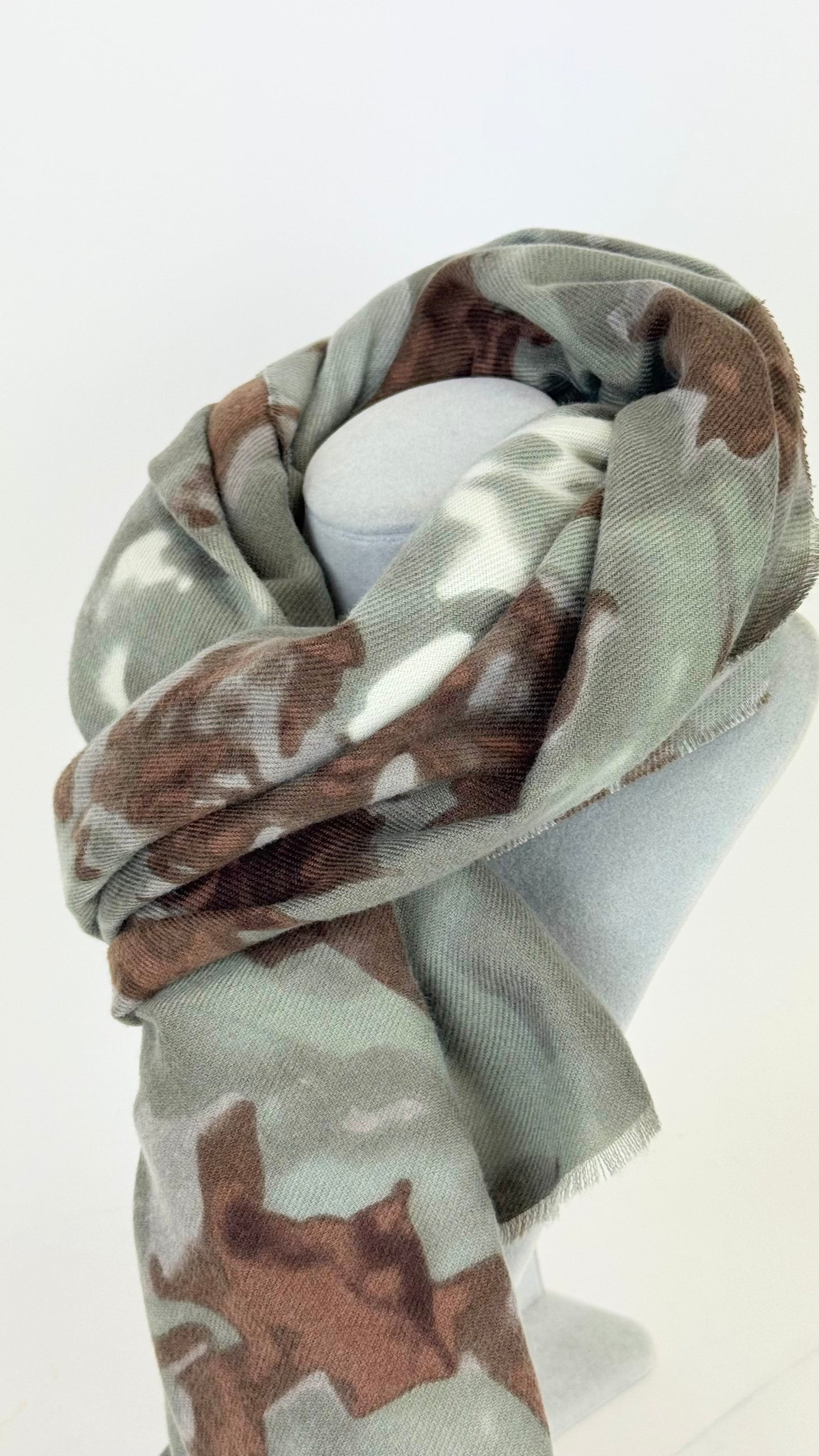 Écharpe estampado abstrato tons verde-seco e castanho