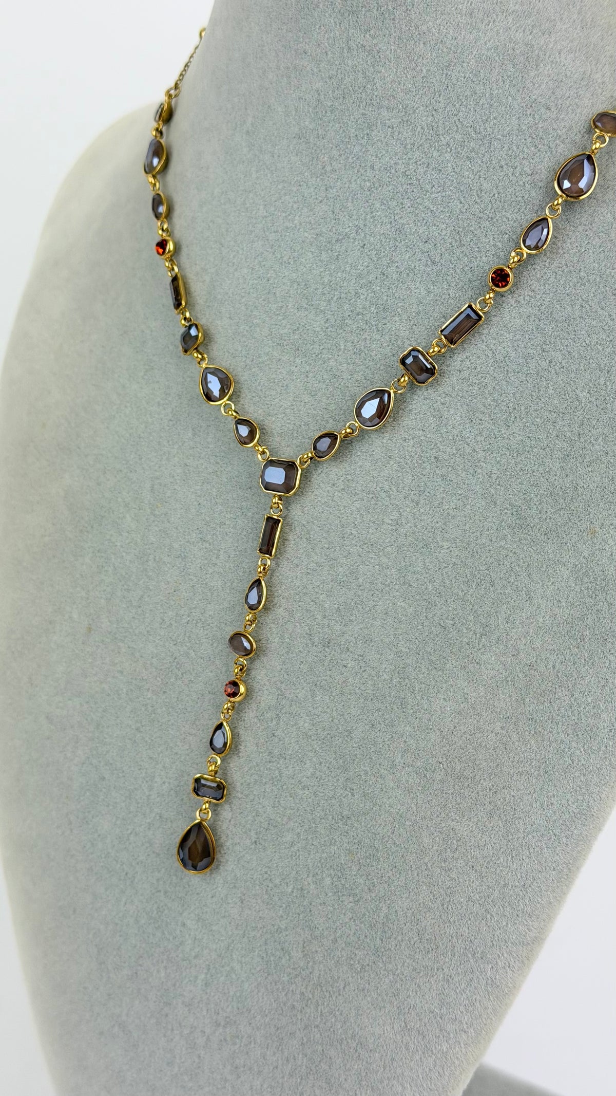 Colar/fio aço dourado com pedrinhas tons taupe