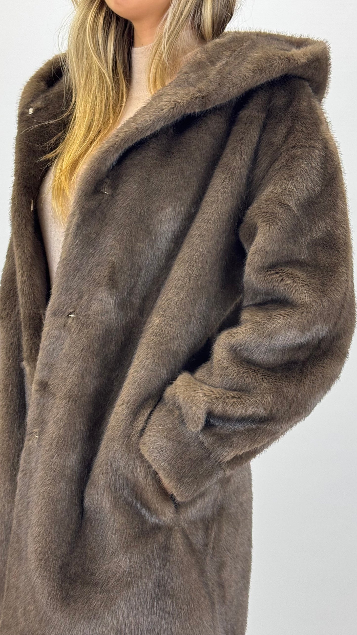 Casaco pêlo sintético com capuz castanho