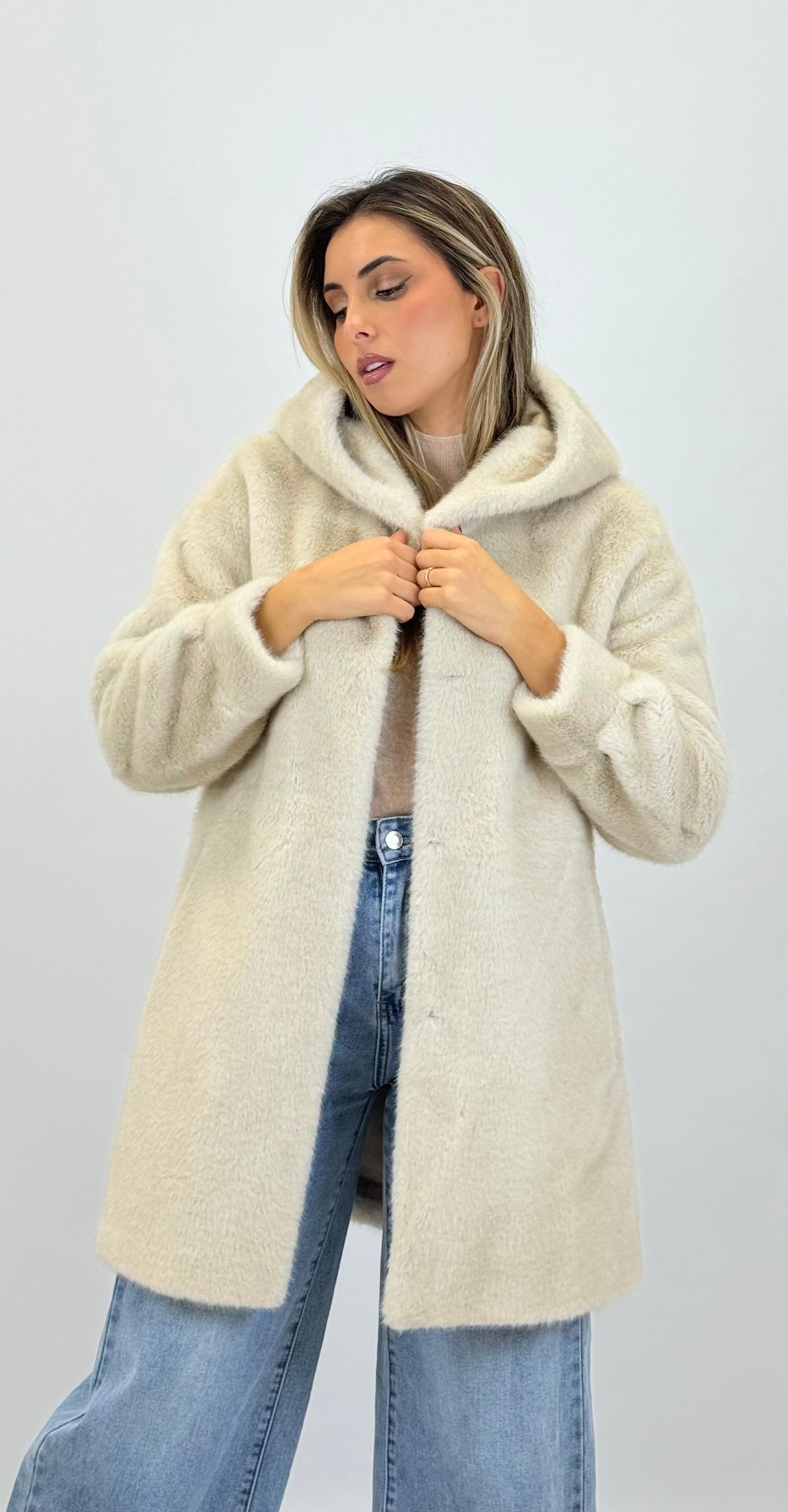 Casaco pêlo sintético com capuz pérola