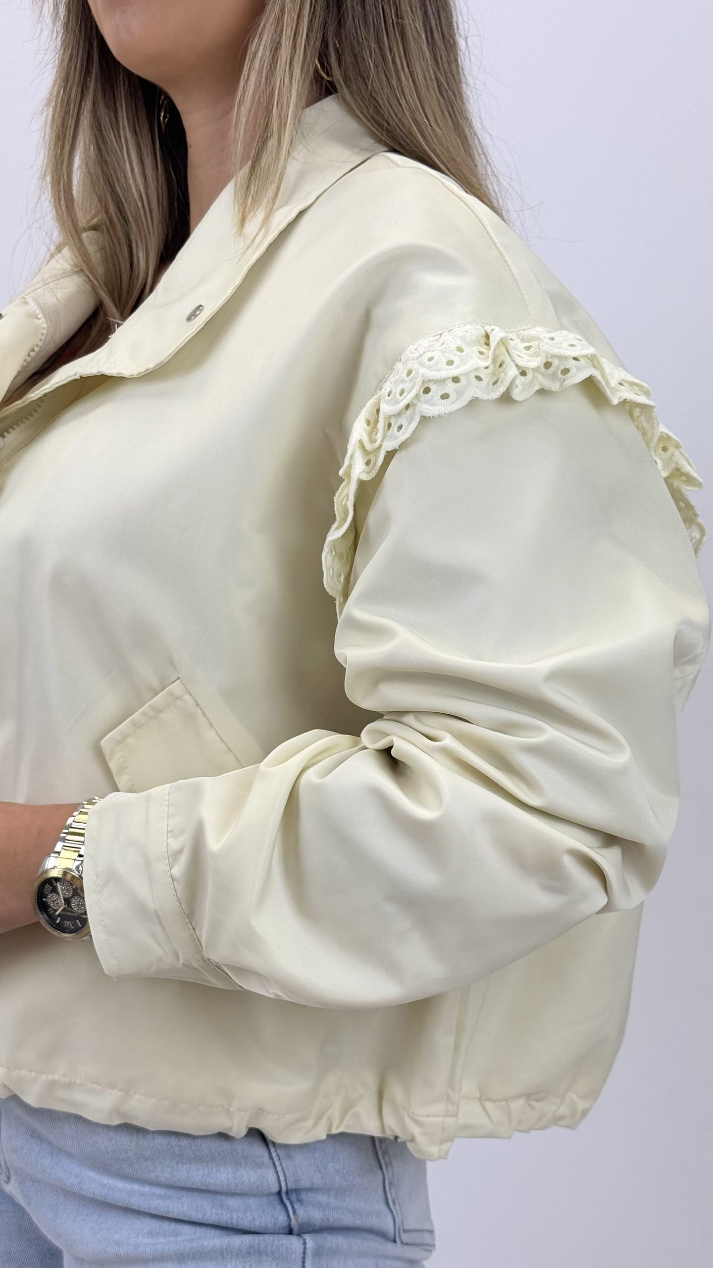 Blusão meia-estação pérola com folhinho bordado inglês