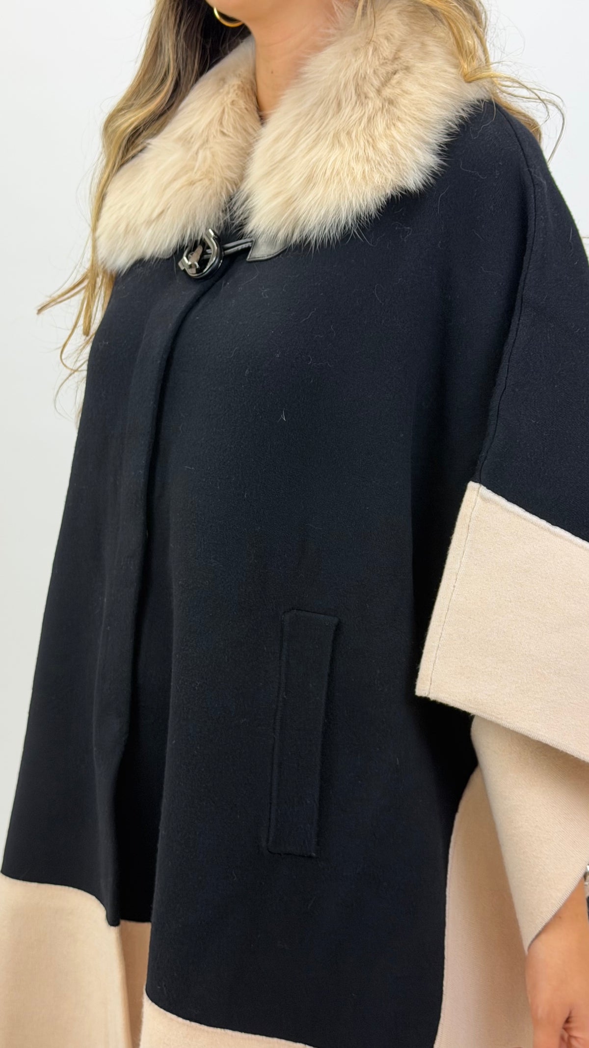 Capa/poncho malha preto e creme com pêlo na gola