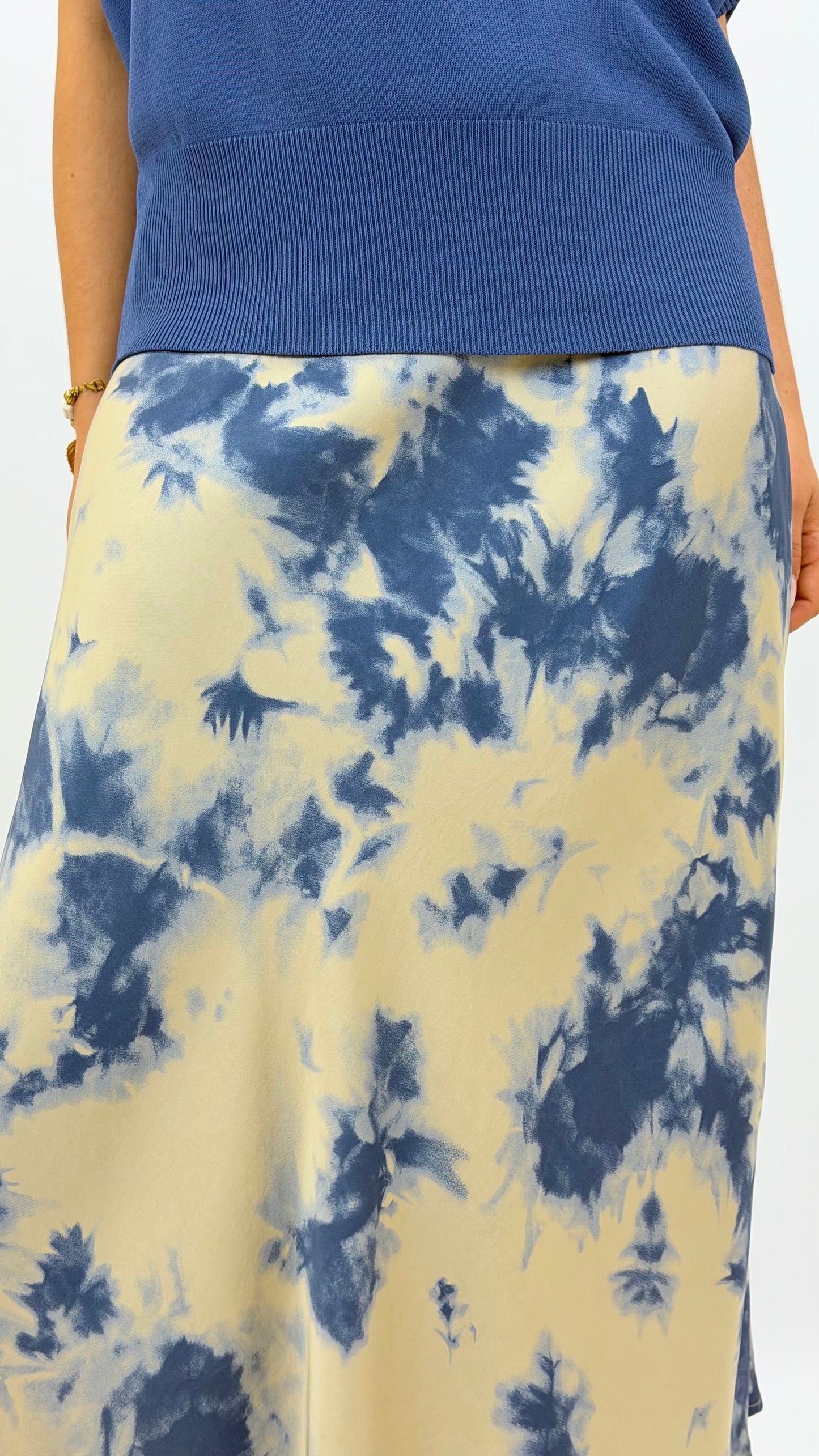 Saia creme estampado abstrato azul