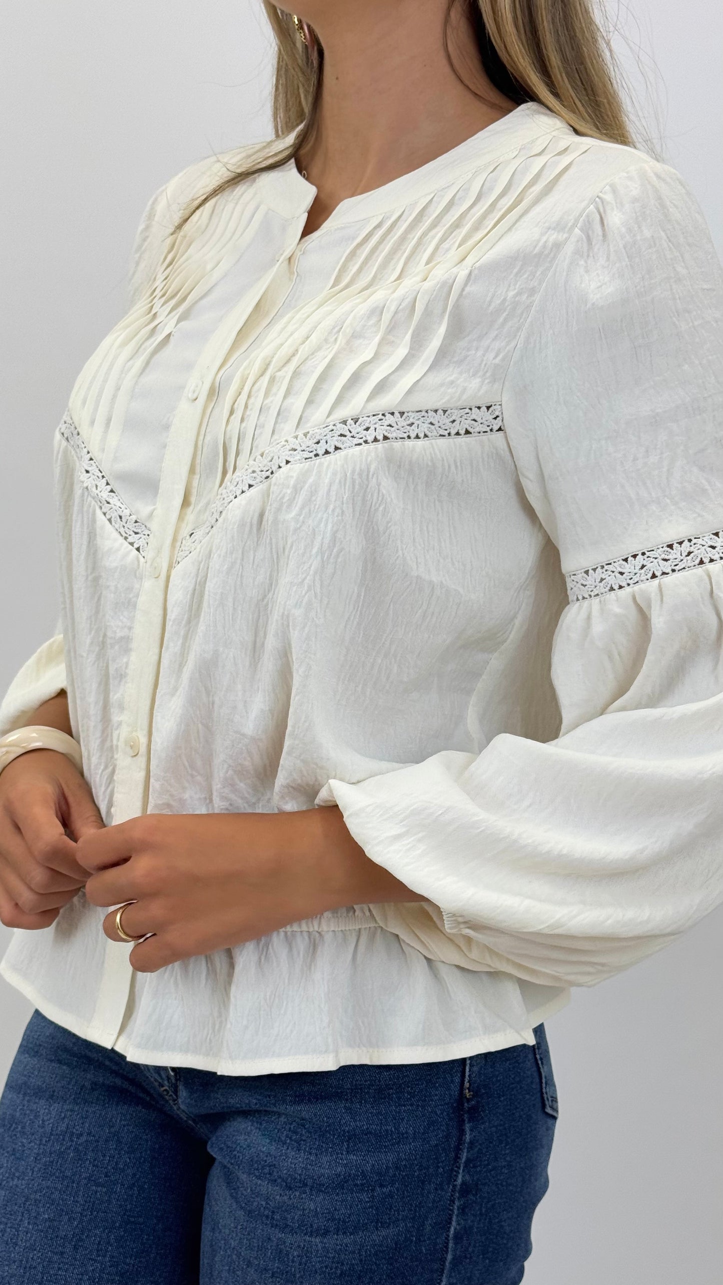 Blusa estilo romântico pérola