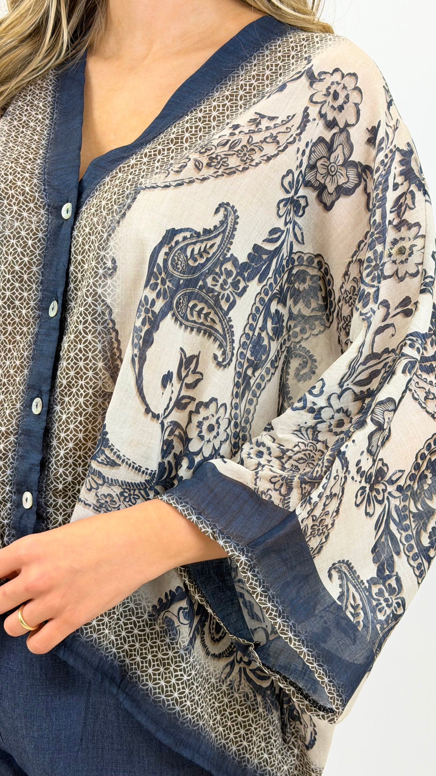 Blusa fluida estampado cornucópias azul-marinho