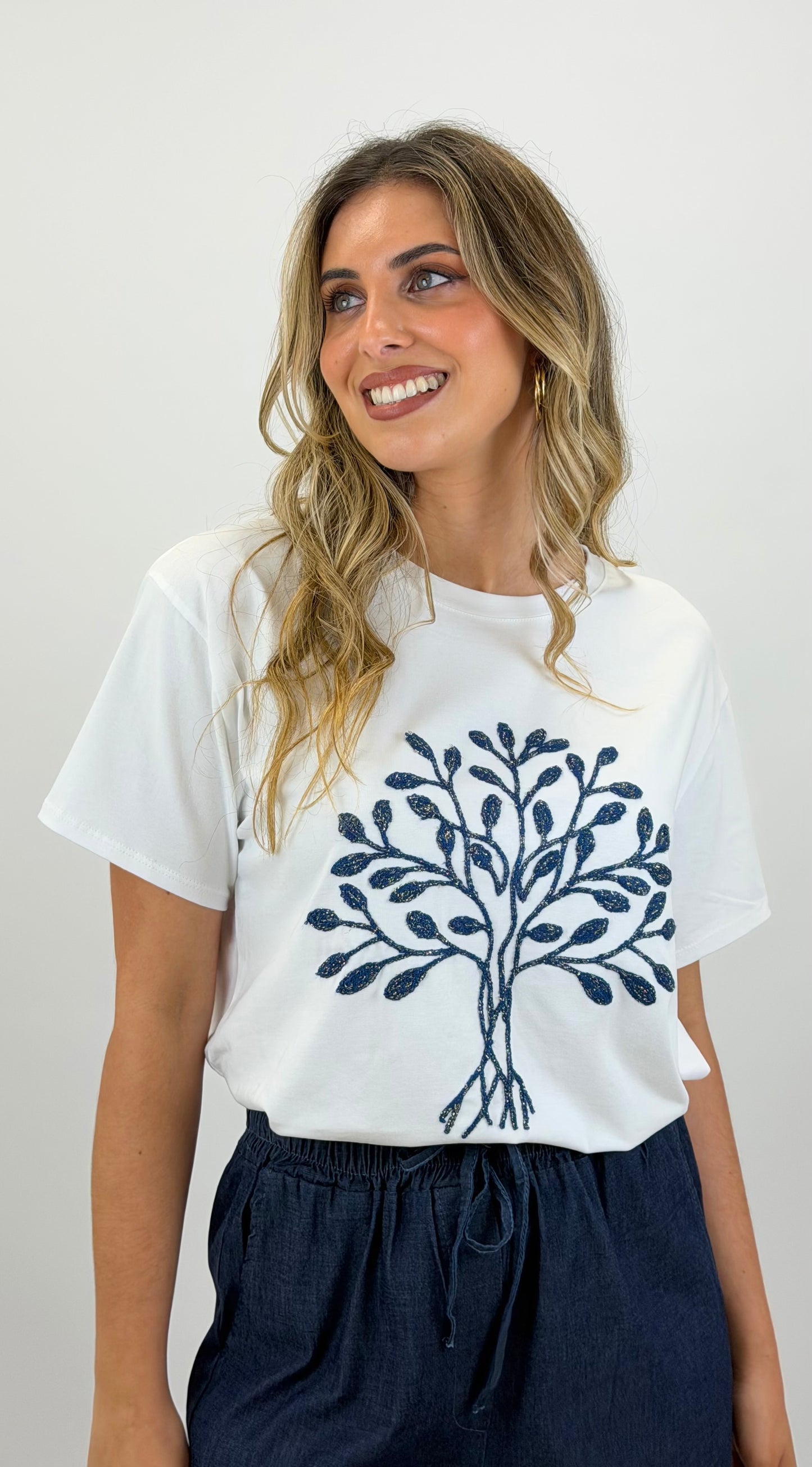 T-shirt branca com árvore azul-marinho