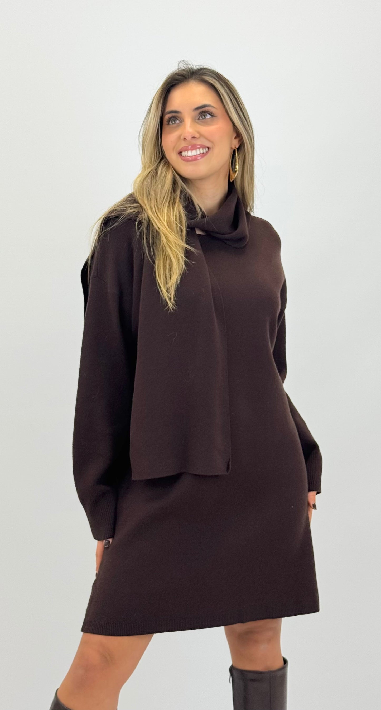Vestido malha castanho com cachecol