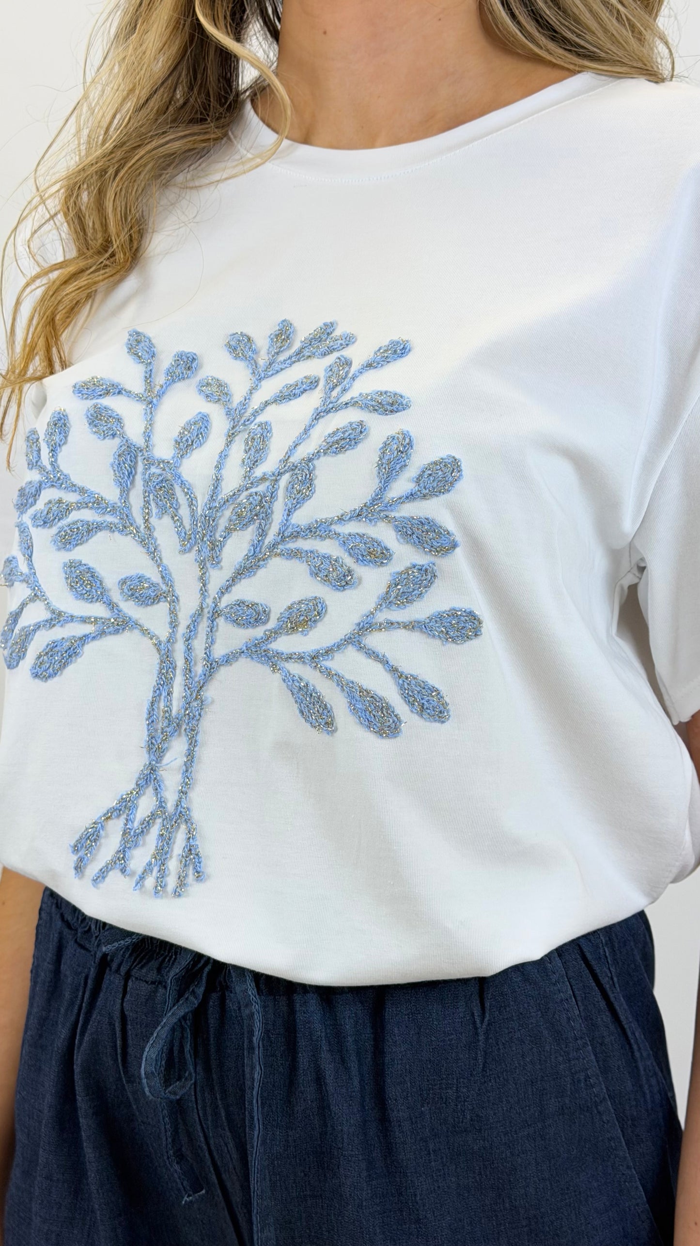 T-shirt branca com árvore azul-bebé