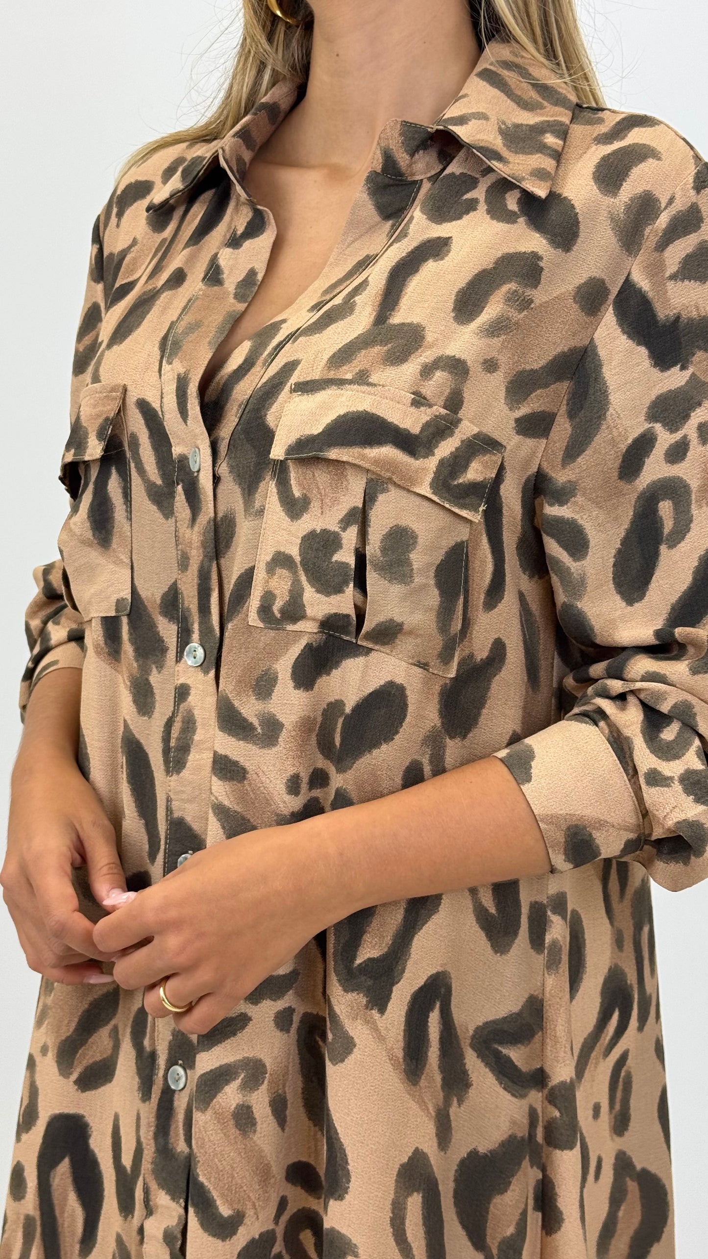 Vestido camiseiro animal-print fundo camel