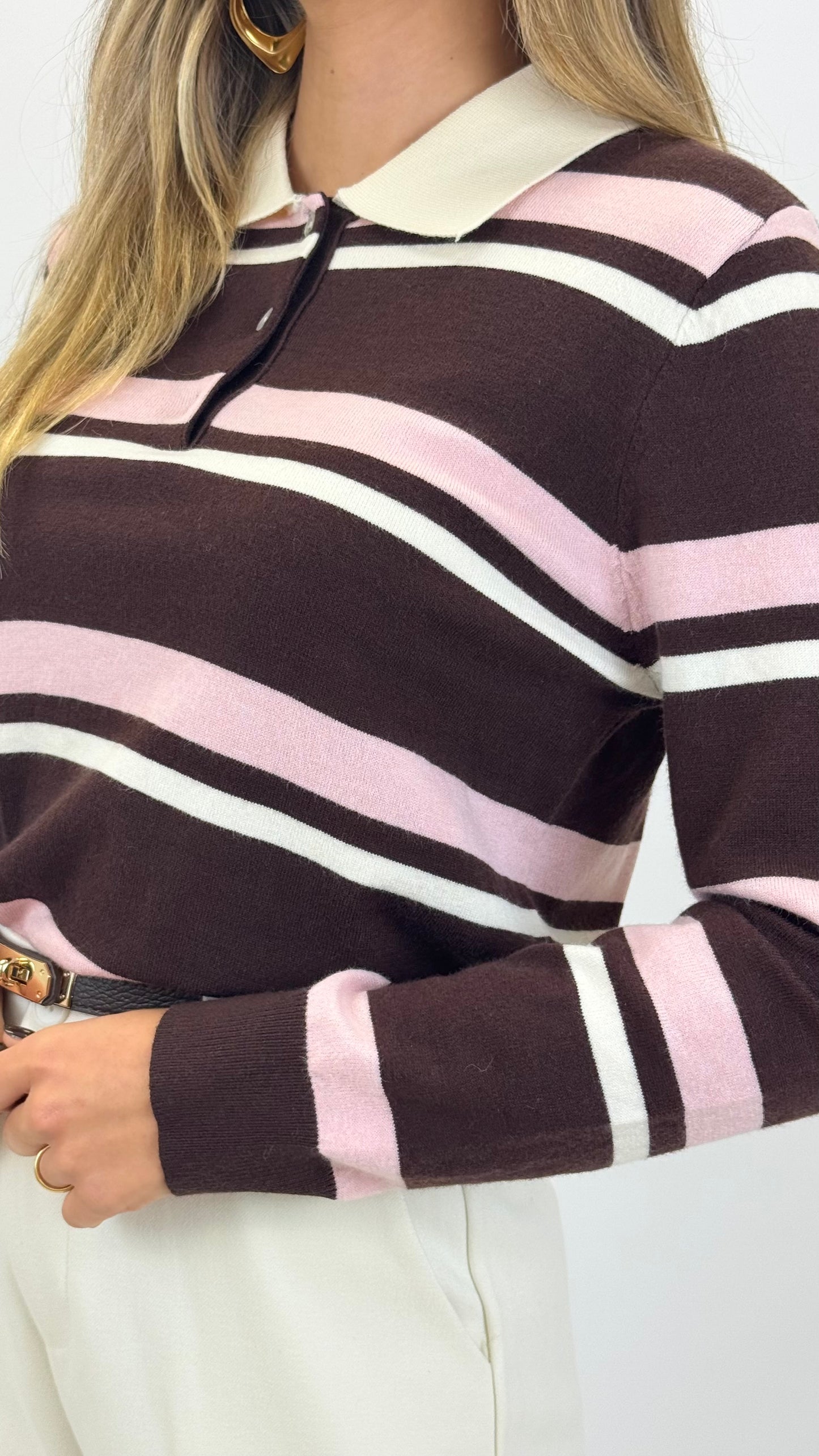 Polo malha castanho com risca pérola e rosa-bebé