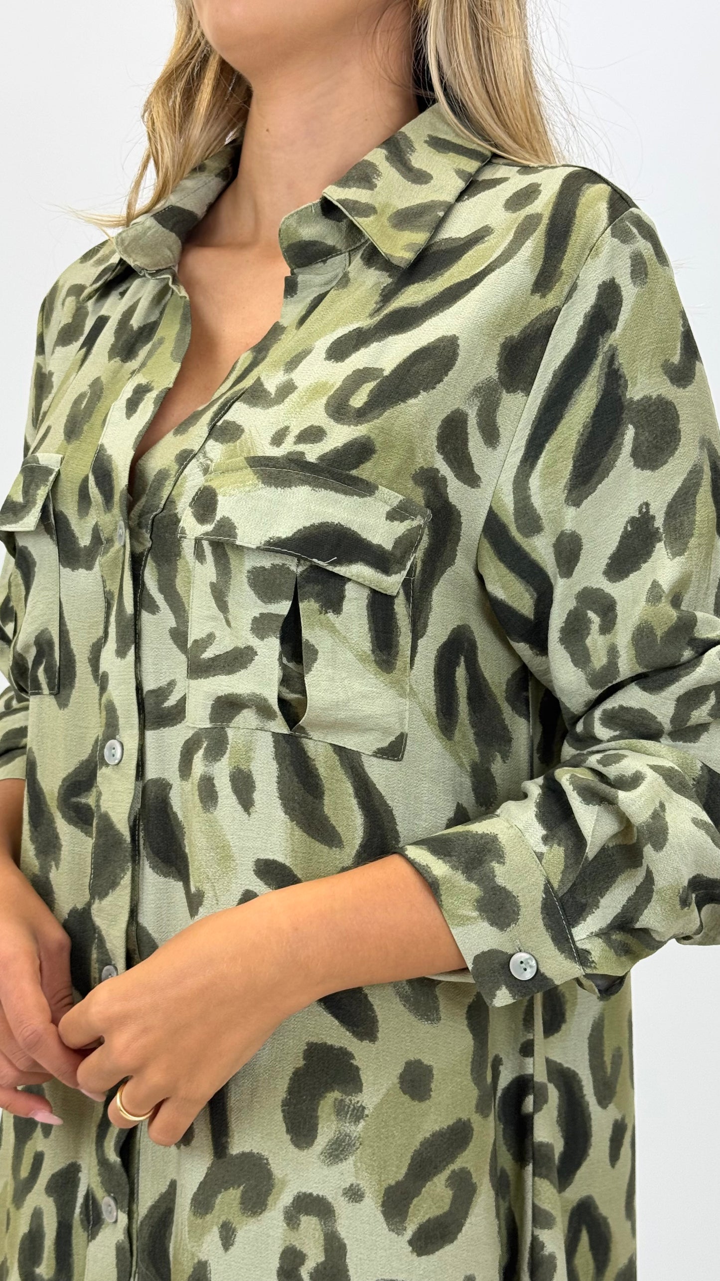 Vestido camiseiro animal-print fundo verde