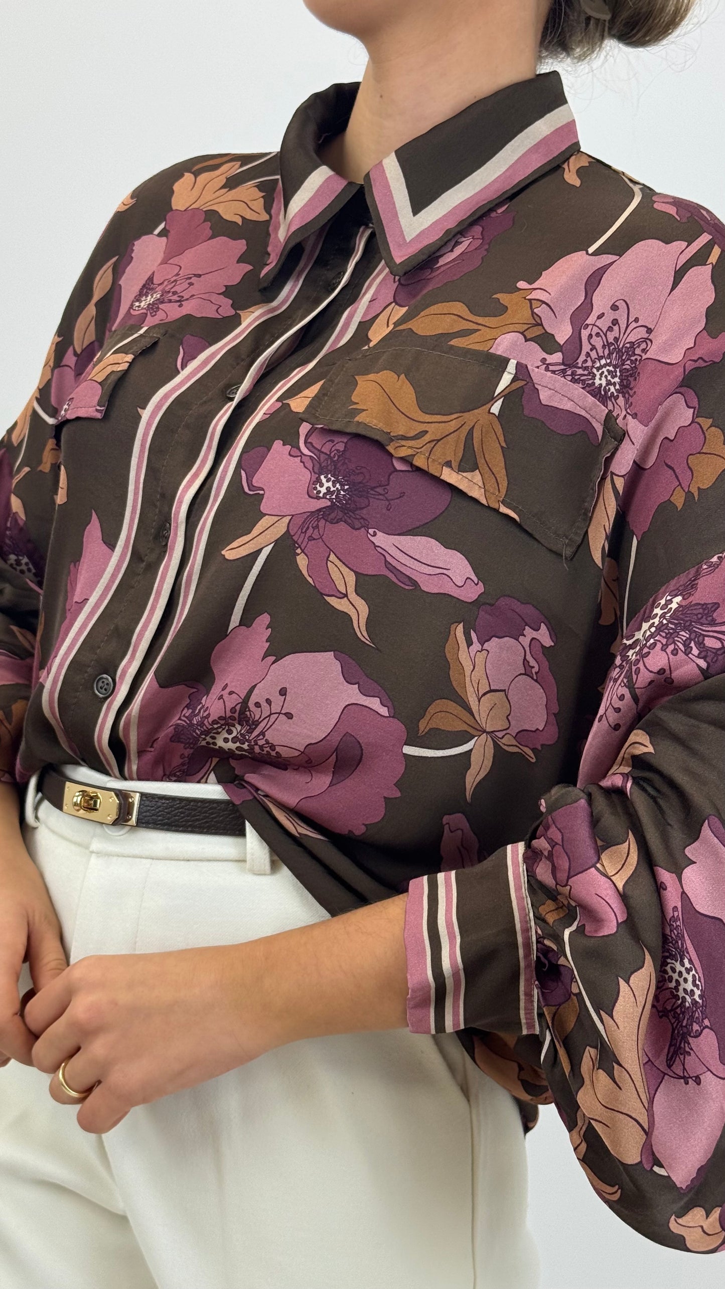 Blusa/camisa fundo castanho com estampado floral rosa